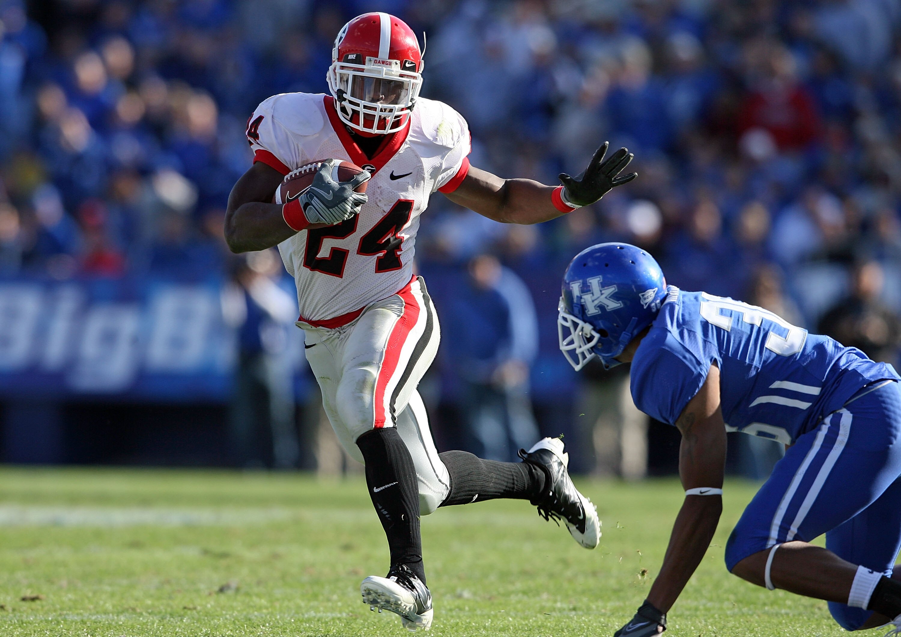 LEXINGTON, KY - NOVEMBER 08: Knowshon Moreno #24 of the Georgia Bulldogs runs with the ball during the game against the Kentucky Wildcats at the Commonwealth Stadium on November 8, 2008 in Lexington, Kentucky. (Photo by Andy Lyons/Getty Images)