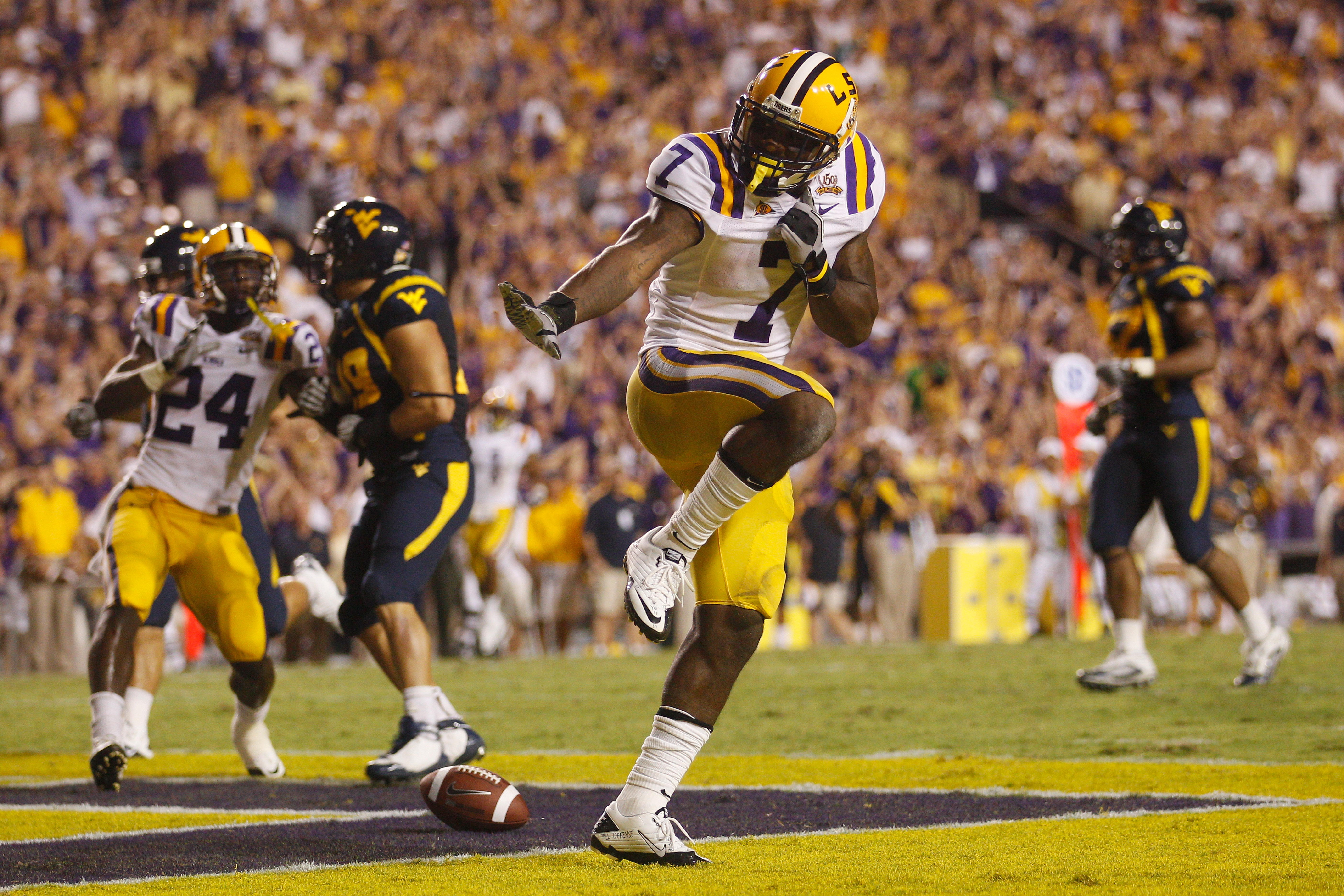 BATON ROUGE, LA - SEPTEMBER 25:  Patrick Peterson #7 of the Louisiana State Univeristy Tigers celebrates after scoring a touchdown by posing as the Heisman Trophy against the West Virginia Mountaineers at Tiger Stadium on September 25, 2010 in Baton Rouge