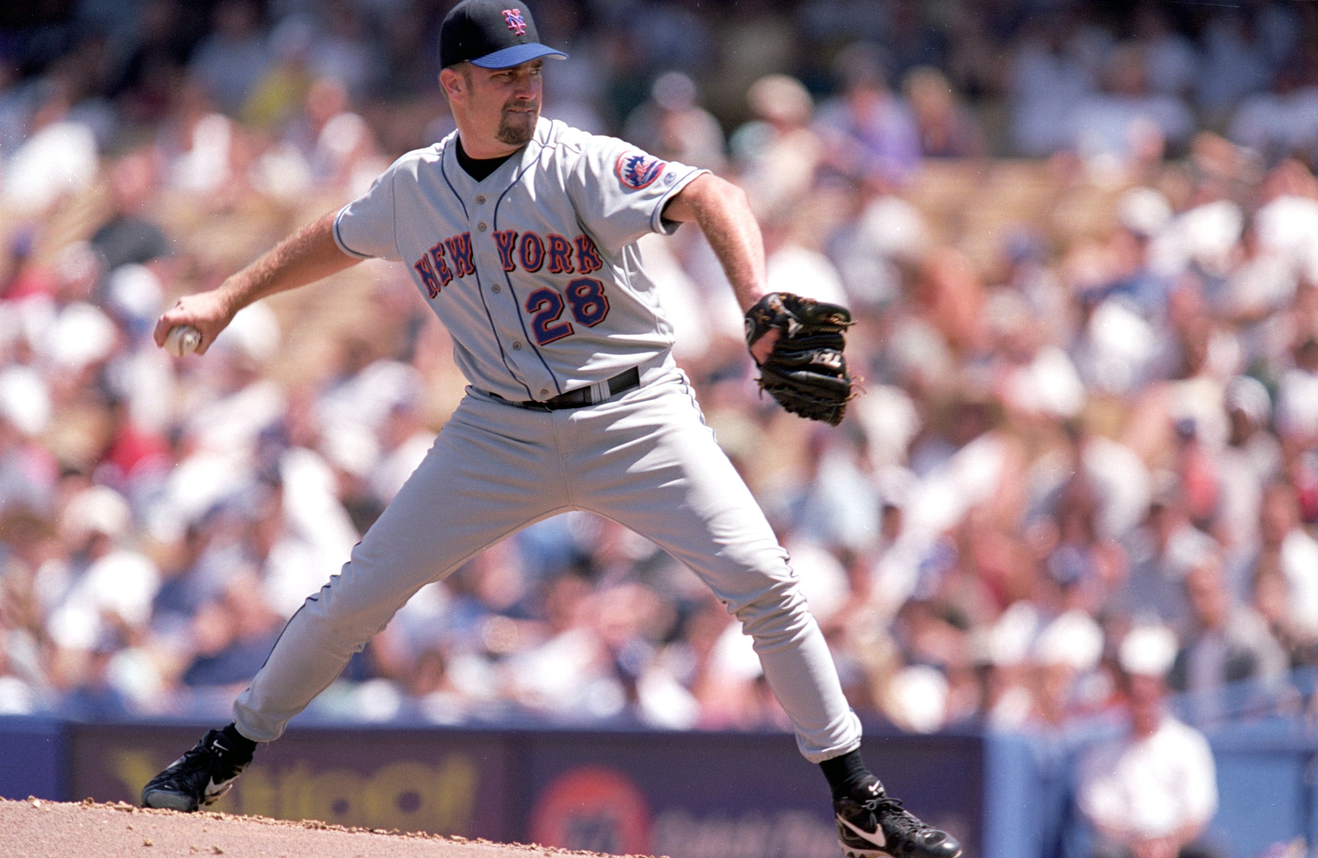 20 Aug 2000:  Pitcher Bobby Jones #28 of the New York Mets starts to pitch during the game against the Los Angeles Dodgers at Dodger Stadium in Los Angeles, California.  The Mets defeated the Dodgers 9-6.Mandatory Credit: Jeff Gross  /Allsport