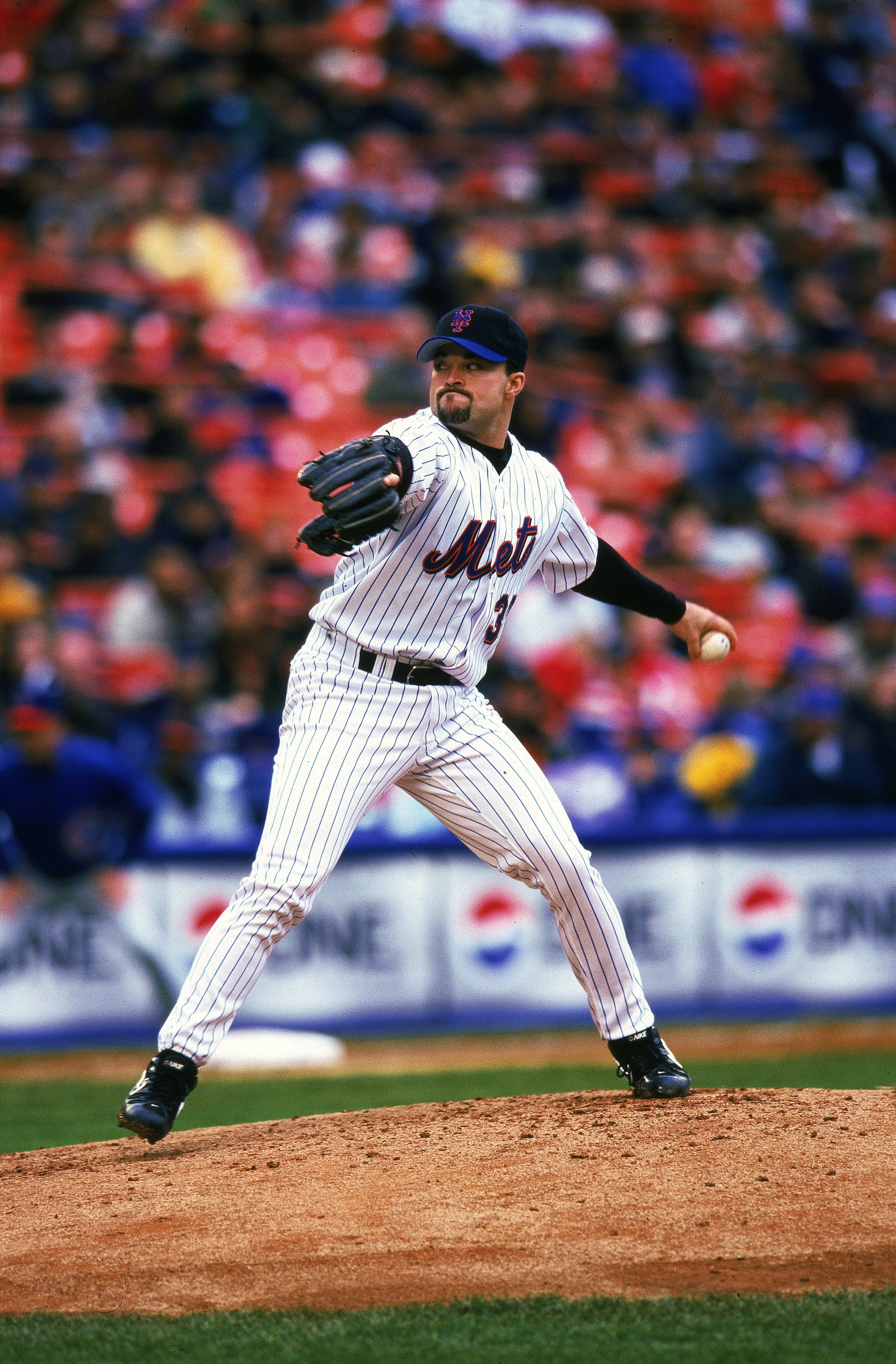 23 Apr 2000:  Pitcher Mike Hampton #32 of the New York Mets winds up for the pitch during the game against the Chicago Cubs at Shea Stadium in Flushing, New York. The Mets defeated the Cubs 15-8. Mandatory Credit: David Leeds  /Allsport
