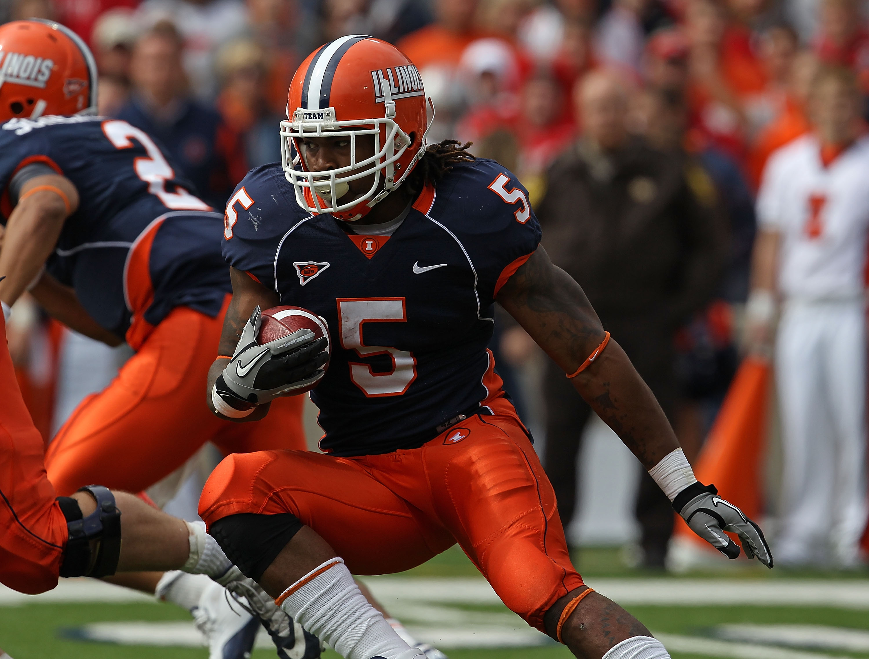 CHAMPAIGN, IL - OCTOBER 02: Mikel Leshoure #5 of the Illinois Fighting Illini runs against the Ohio State Buckeyes at Memorial Stadium on October 2, 2010 in Champaign, Illinois. Ohio State defeated Illinois 24-13. (Photo by Jonathan Daniel/Getty Images)