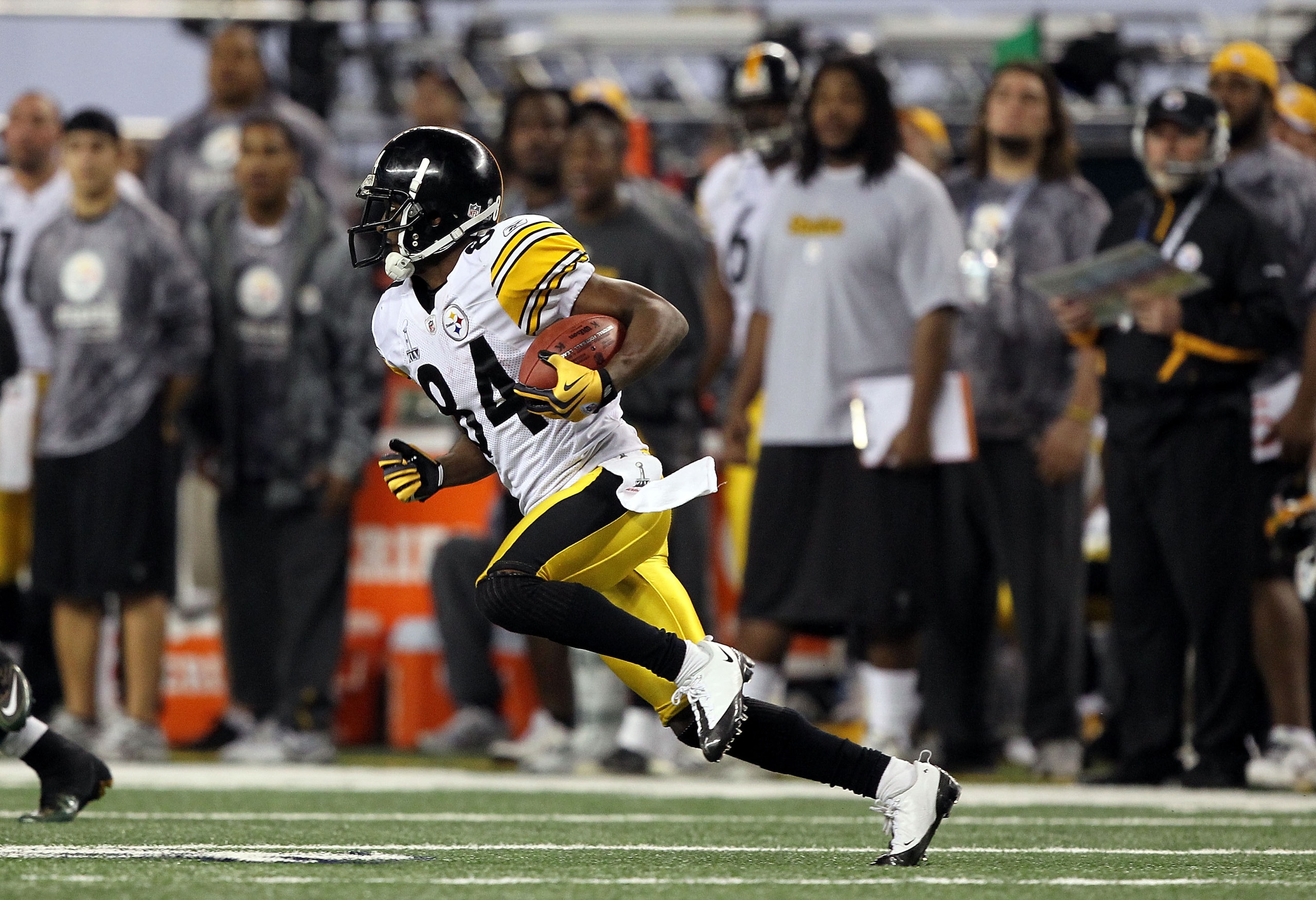 ARLINGTON, TX - FEBRUARY 06:  Antonio Brown #84 of the Pittsburgh Steelers returns a kick against the Green Bay Packers during Super Bowl XLV at Cowboys Stadium on February 6, 2011 in Arlington, Texas. The Packers won 31-25.  (Photo by Al Bello/Getty Imag