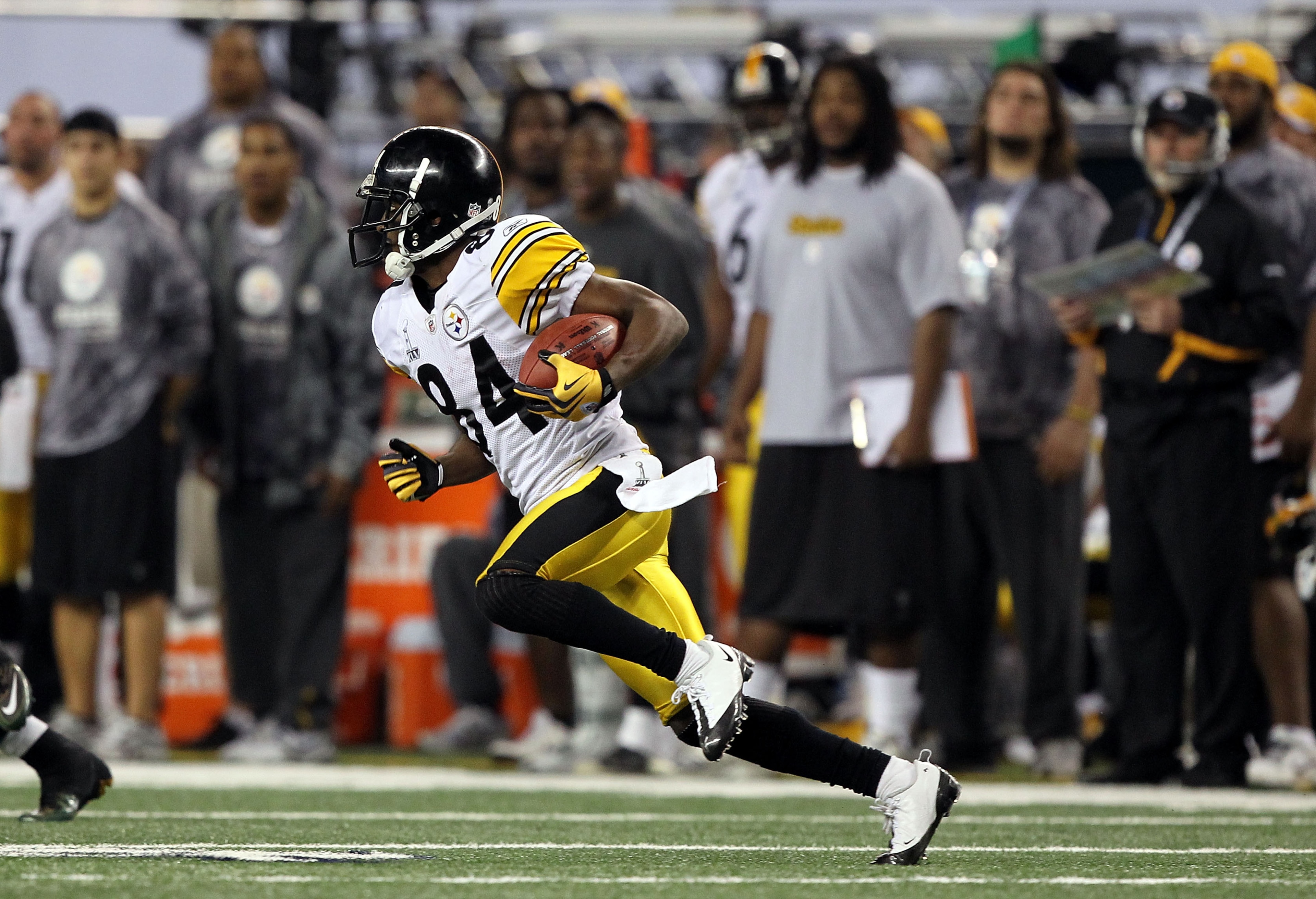 ARLINGTON, TX - FEBRUARY 06:  Antonio Brown #84 of the Pittsburgh Steelers returns a kick against the Green Bay Packers during Super Bowl XLV at Cowboys Stadium on February 6, 2011 in Arlington, Texas. The Packers won 31-25.  (Photo by Al Bello/Getty Imag