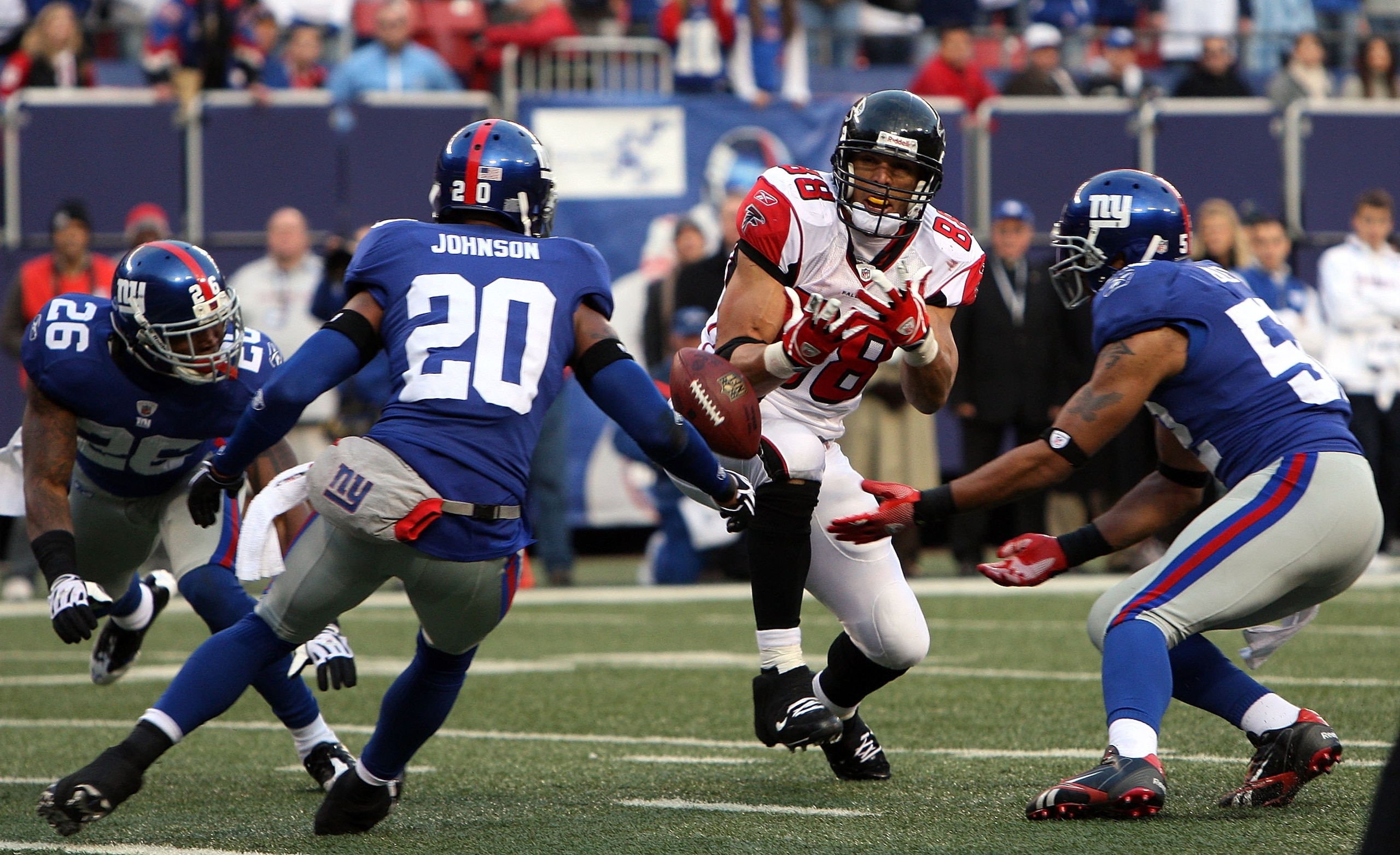 EAST RUTHERFORD, NJ - NOVEMBER 22:  Tony Gonzalez #88 of the Atlanta Falcons can't hold onto the ball as he is defended by Aaron Rouse #26, Michael Johnson #20, and Michael Boley #52 of the New York Giants on November 22, 2009 at Giants Stadium in East Ru