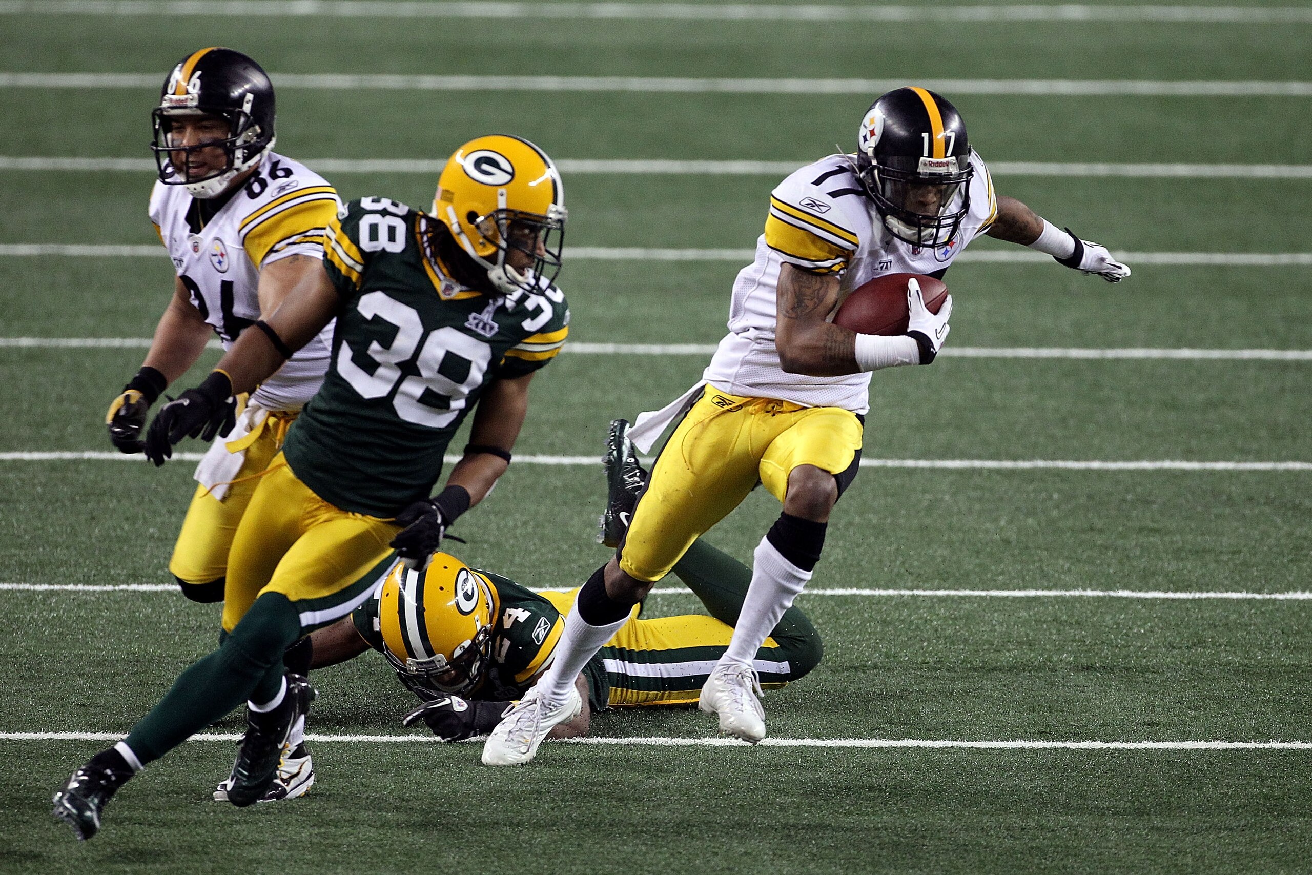 ARLINGTON, TX - FEBRUARY 06: Mike Wallace #17 of the Pittsburgh Steelers runs with the ball after a catch against Tramon Williams #38 of the Green Bay Packers during Super Bowl XLV at Cowboys Stadium on February 6, 2011 in Arlington, Texas.  (Photo by Str
