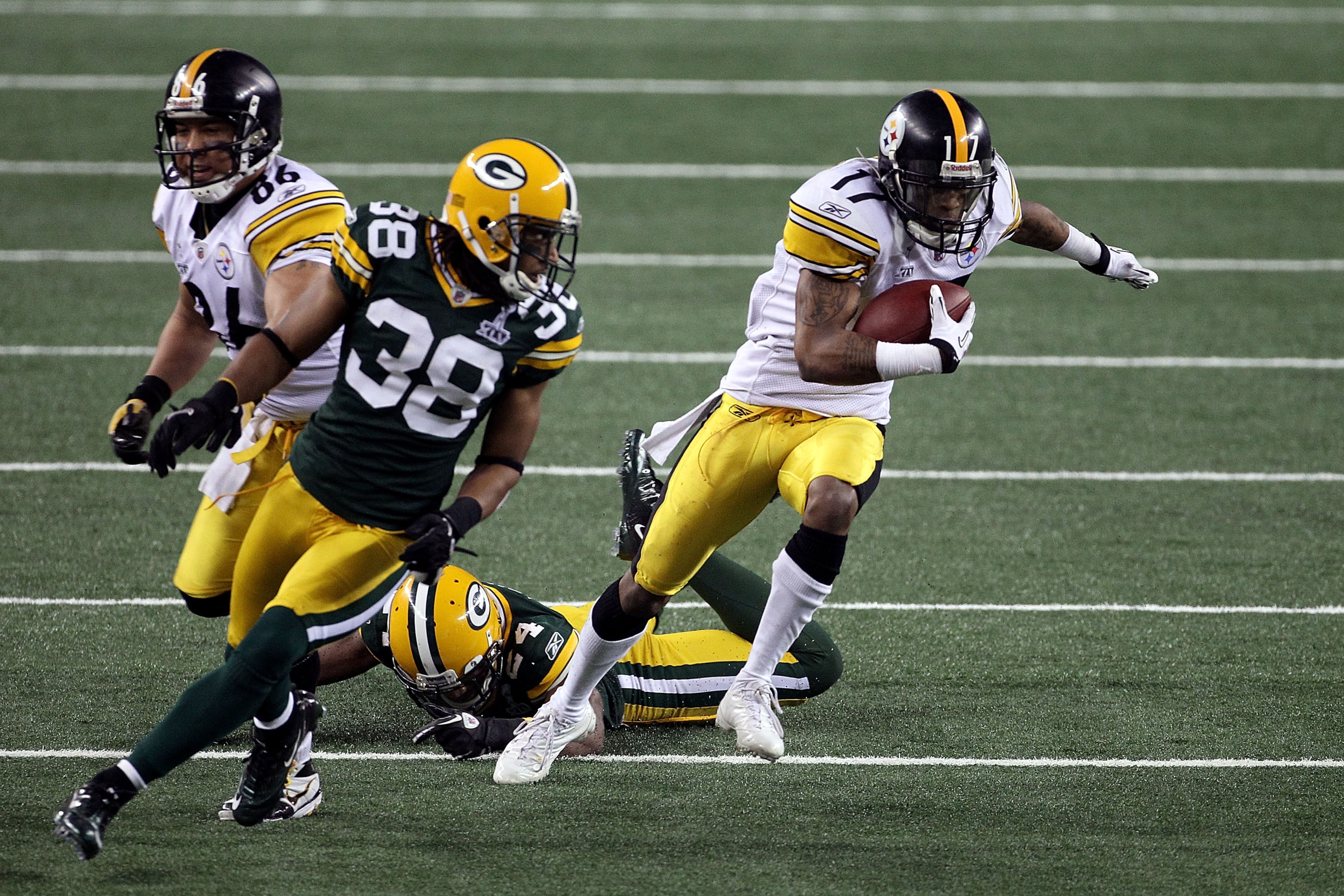 ARLINGTON, TX - FEBRUARY 06: Mike Wallace #17 of the Pittsburgh Steelers runs with the ball after a catch against Tramon Williams #38 of the Green Bay Packers during Super Bowl XLV at Cowboys Stadium on February 6, 2011 in Arlington, Texas.  (Photo by Str
