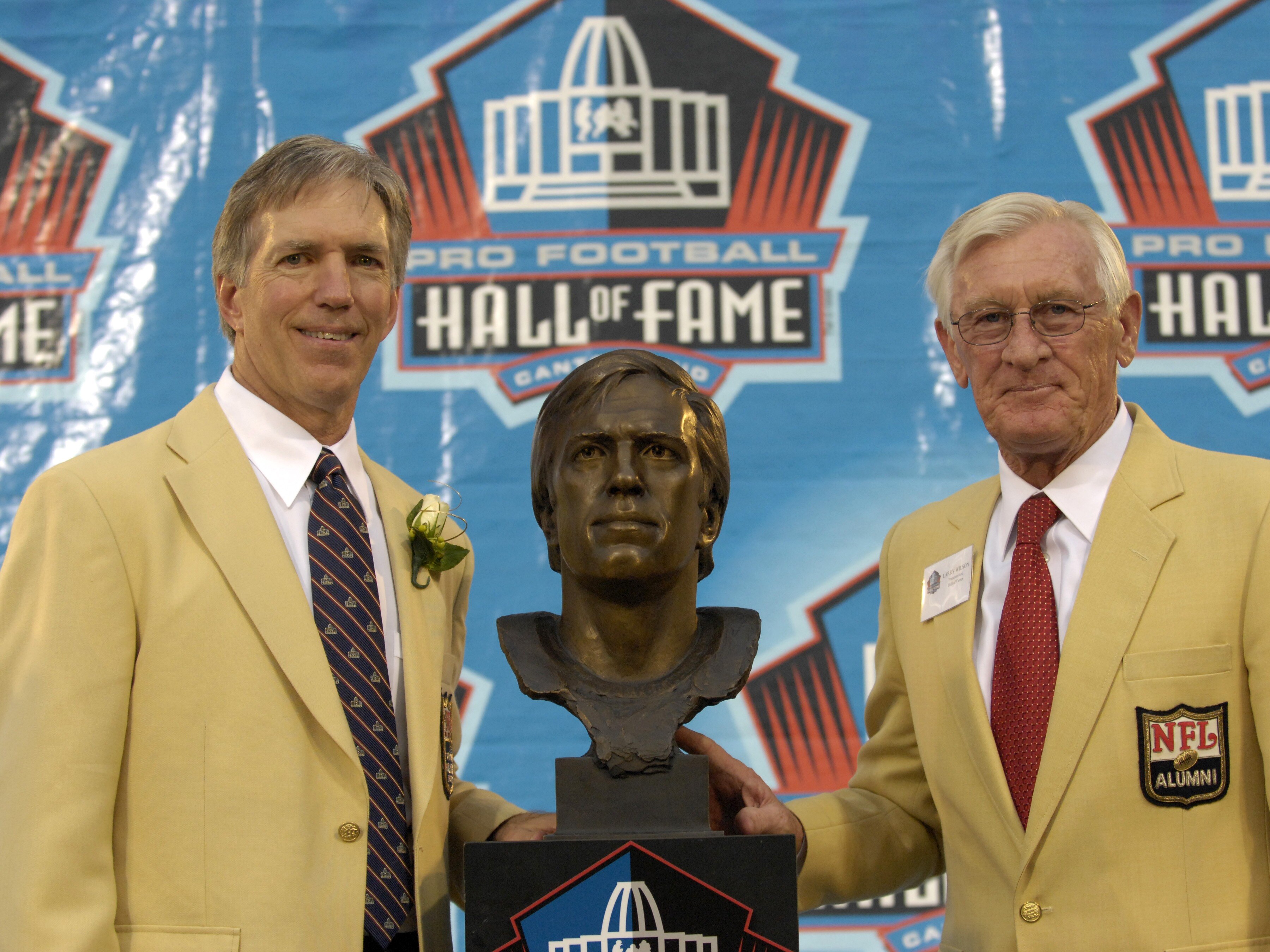CANTON, OH - AUGUST 04: Roger Wehrli (L) and Larry Wilson pose with Wehrli&#x27;s bust during the Class of 2007 Pro Football Hall of Fame Enshrinement Ceremony August 4, 2007 in Canton, Ohio. (Photo by Al Messerschmidt/Getty Images)