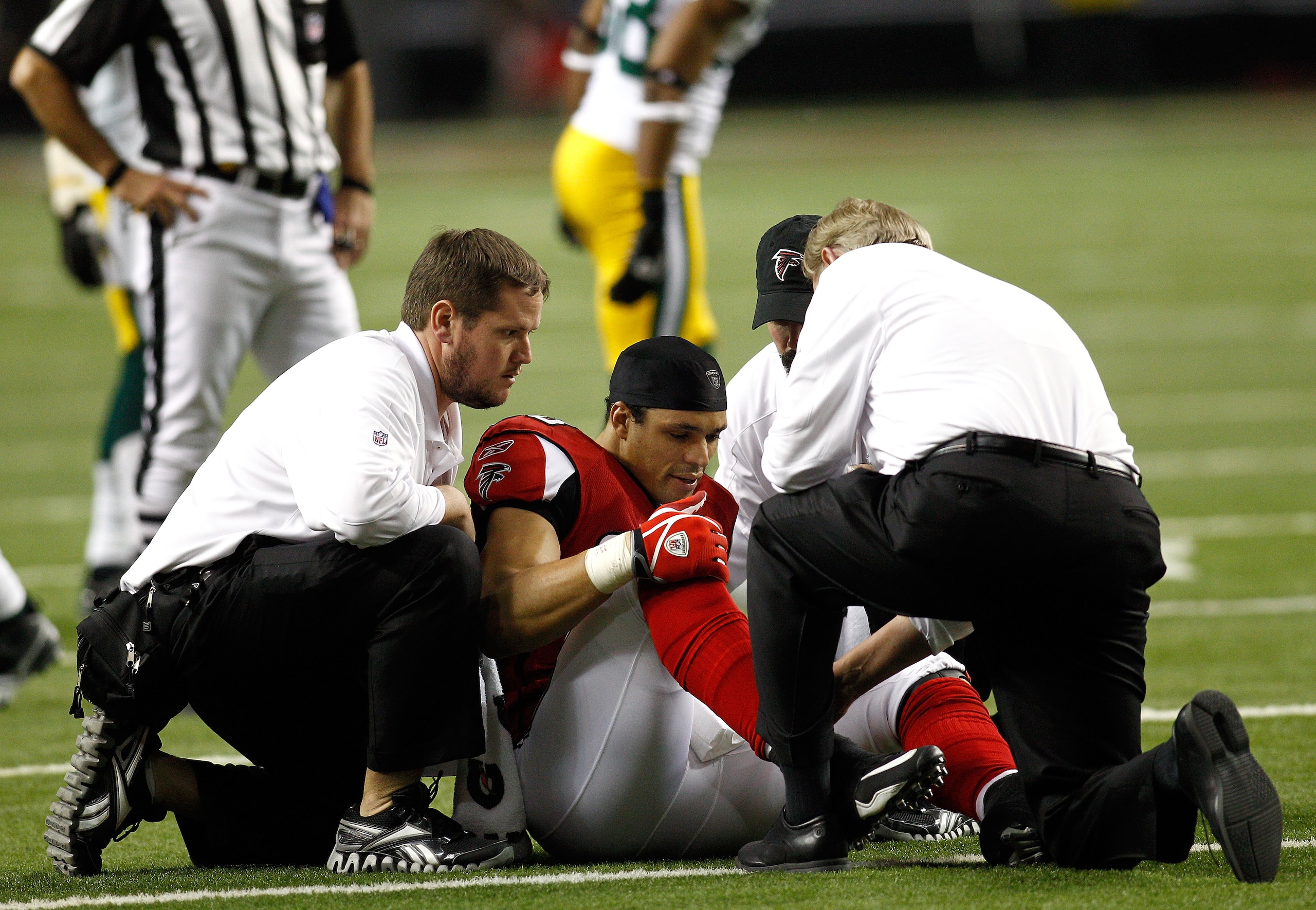 ATLANTA, GA - JANUARY 15: Tony Gonzalez #88 of the Atlanta Falcons is tended to by the medical staff against the Green Bay Packers during their 2011 NFC divisional playoff game at Georgia Dome on January 15, 2011 in Atlanta, Georgia. (Photo by Chris Gra ATLANTA, GA - JANUARY 15: Tony Gonzalez #88 of the Atlanta Falcons is tended to by the medical staff against the Green Bay Packers during their 2011 NFC divisional playoff game at Georgia Dome on January 15, 2011 in Atlanta, Georgia. (Photo by Chris Gra