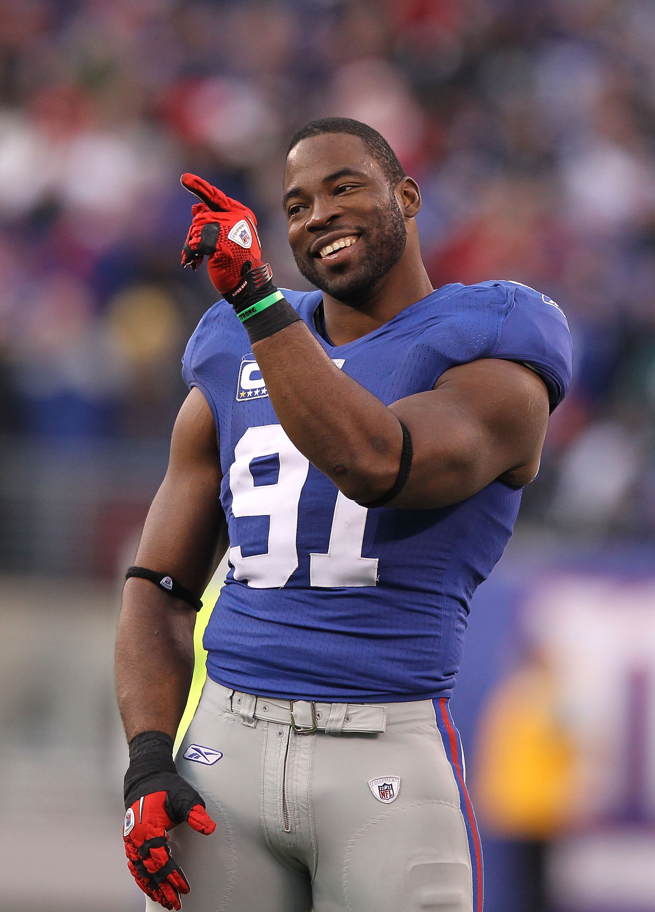 EAST RUTHERFORD, NJ - DECEMBER 19:  Justin Tuck #91 of the New York Giants reacts against the Philadelphia Eagles during their game on December 19, 2010 at The New Meadowlands Stadium in East Rutherford, New Jersey.  (Photo by Al Bello/Getty Images)
