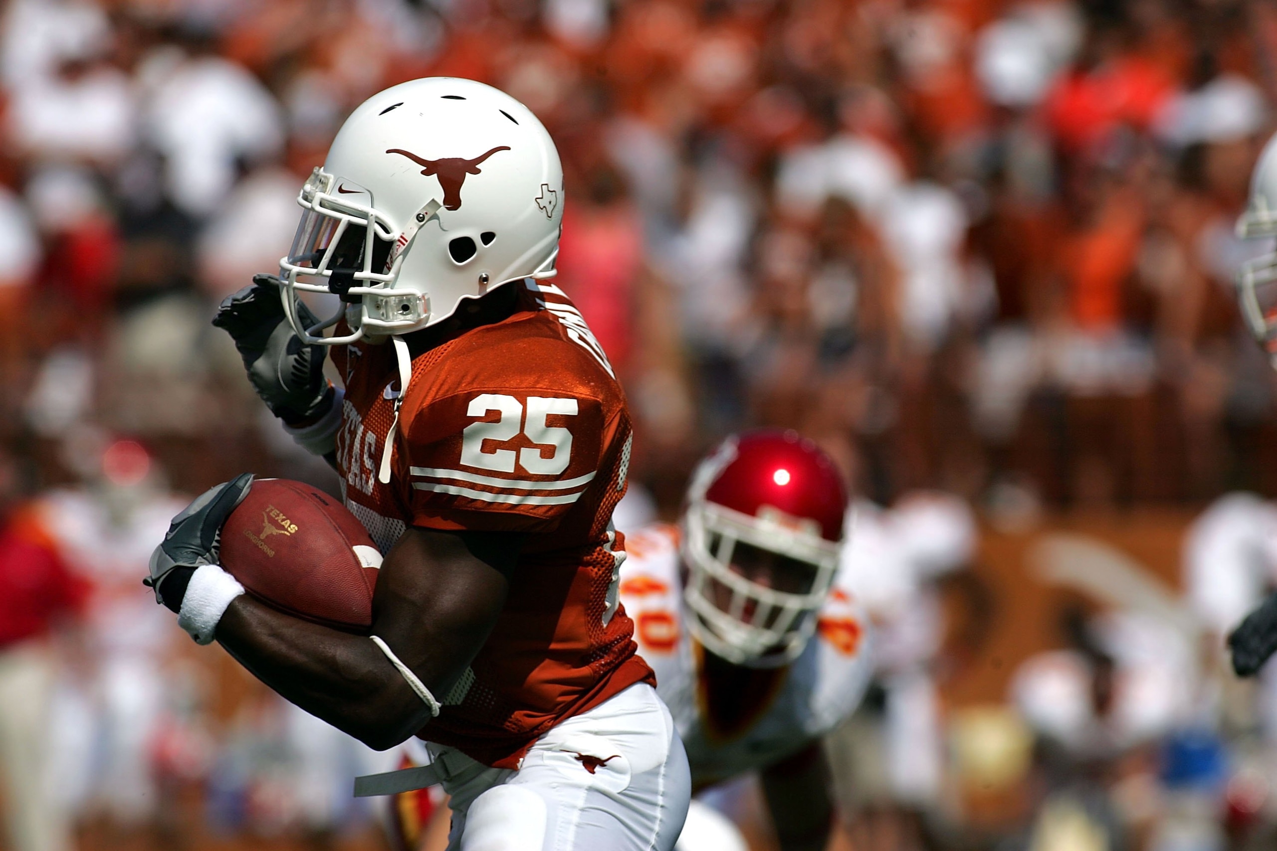 AUSTIN, TX - SEPTEMBER 23:  Running back Jamaal Charles #25 of the Texas Longhorns runs against the Iowa State Cyclones on September 23, 2006 at Texas Memorial Stadium in Austin, Texas.  (Photo by Ronald Martinez/Getty Images)