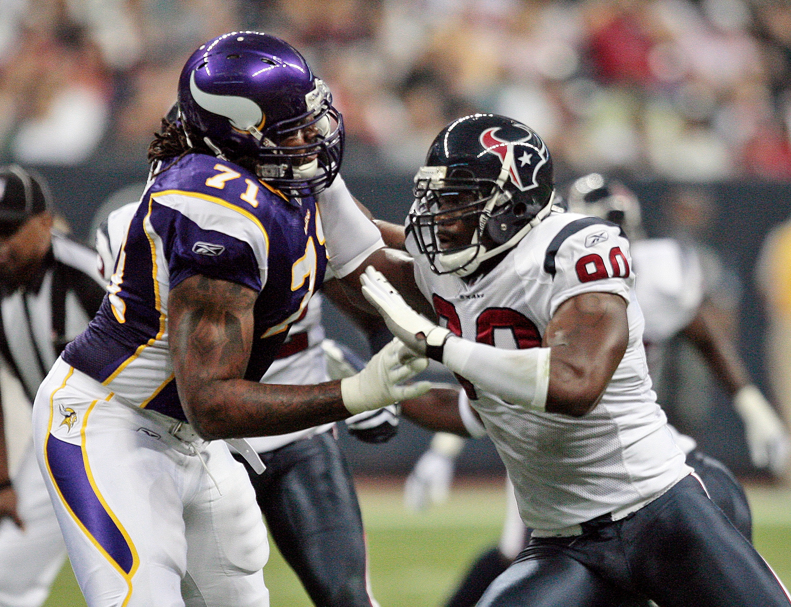 HOUSTON - AUGUST 31:  Defensive end Mario Williams #90 of the Houston Texans and tackle Phil Loadholt #71 of the Minnesota Vikings battle on the line at Reliant Stadium on August 31, 2009 in Houston, Texas.  (Photo by Bob Levey/Getty Images)