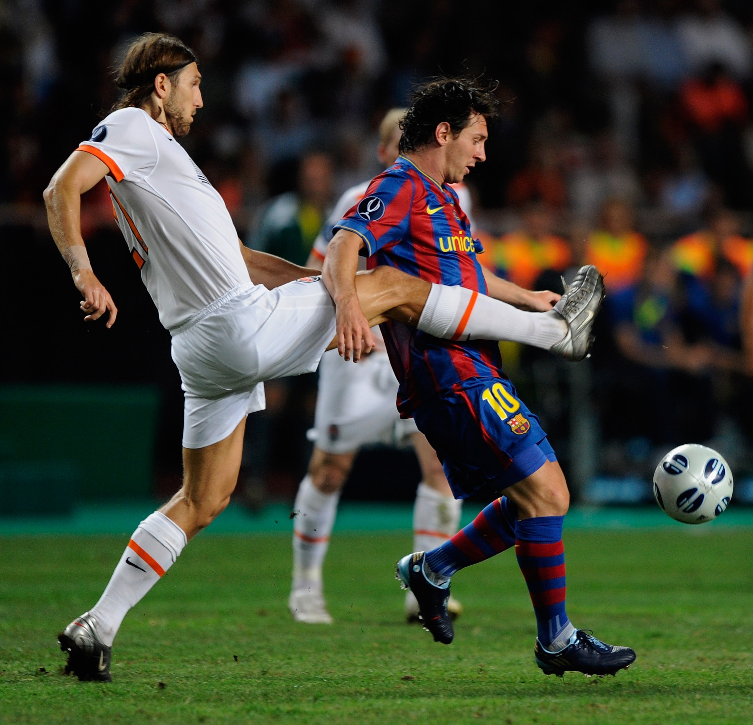 MONACO - AUGUST 28:  Lionel Messi of Barcelona battles with Dmytro Chygrynskiy of Shakhtar Donetsk during the UEFA Super Cup Final between FC Barcelona and Shakhtar Donetsk at The Stade Louis II Stadium on August 28, 2009 in Monaco, Monaco.  (Photo by Lau