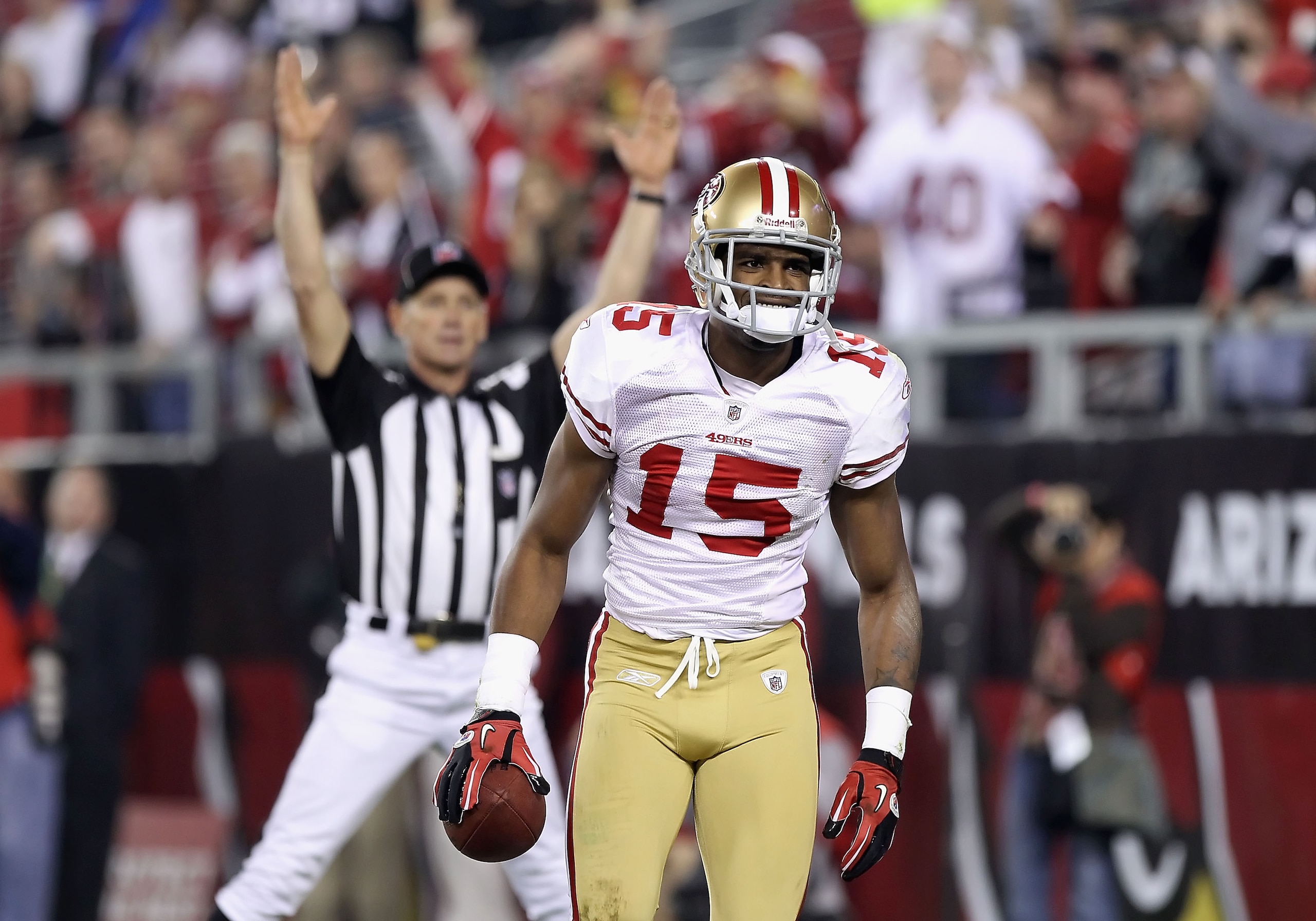 GLENDALE, AZ - NOVEMBER 29:  Wide receiver Michael Crabtree #15 of the San Francisco 49ers scores a 38 yard touchdown reception against the Arizona Cardinals during the first quarter of the NFL game at the University of Phoenix Stadium on November 29, 201