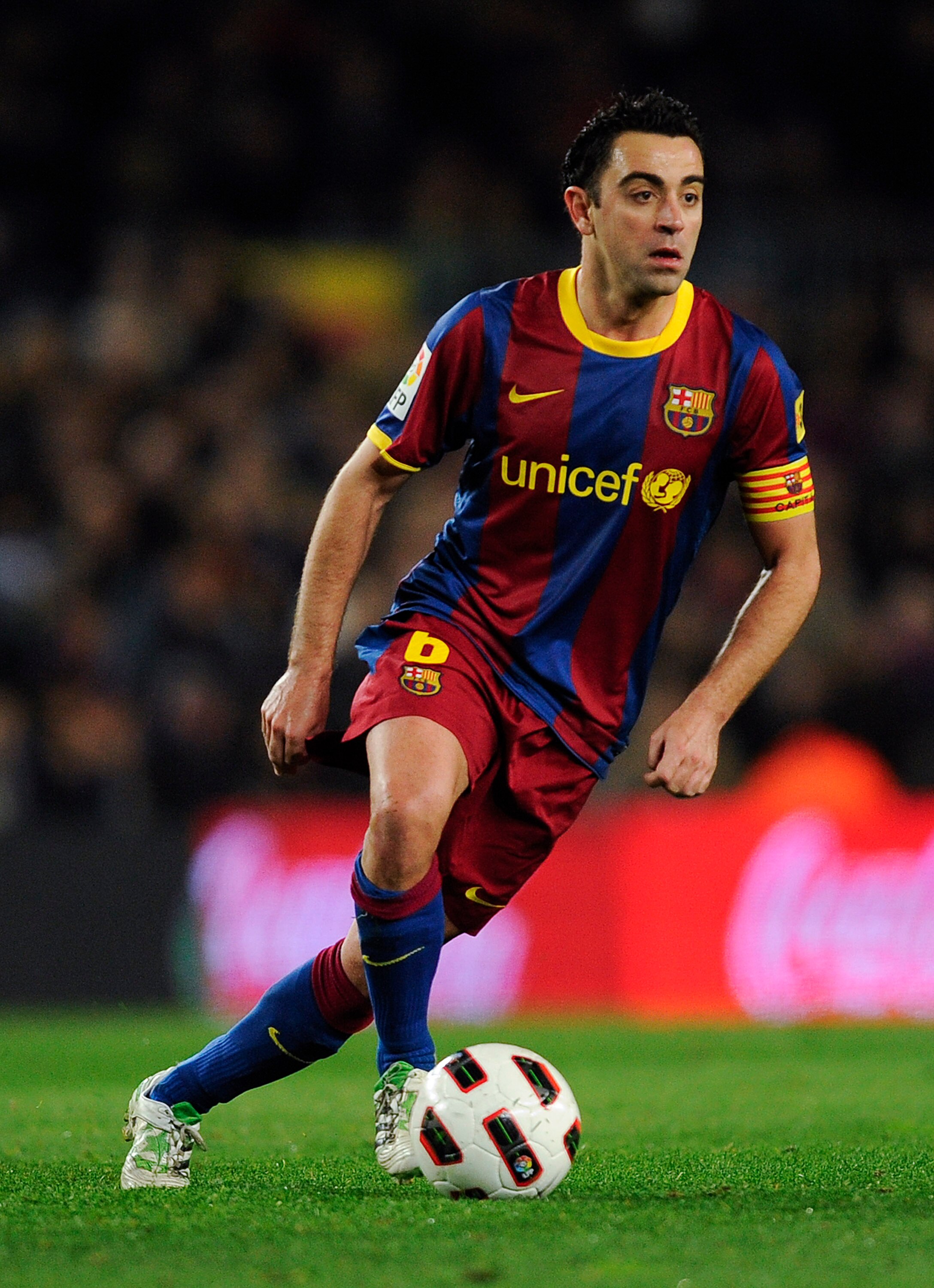 BARCELONA, SPAIN - MARCH 05:  Xavi Hernandez of FC Barcelona controls the ball during the La liga match between Barcelona and Real Zaragoza at Camp Nou on March 5, 2011 in Barcelona, Spain. Barcelona won 1-0.  (Photo by David Ramos/Getty Images)