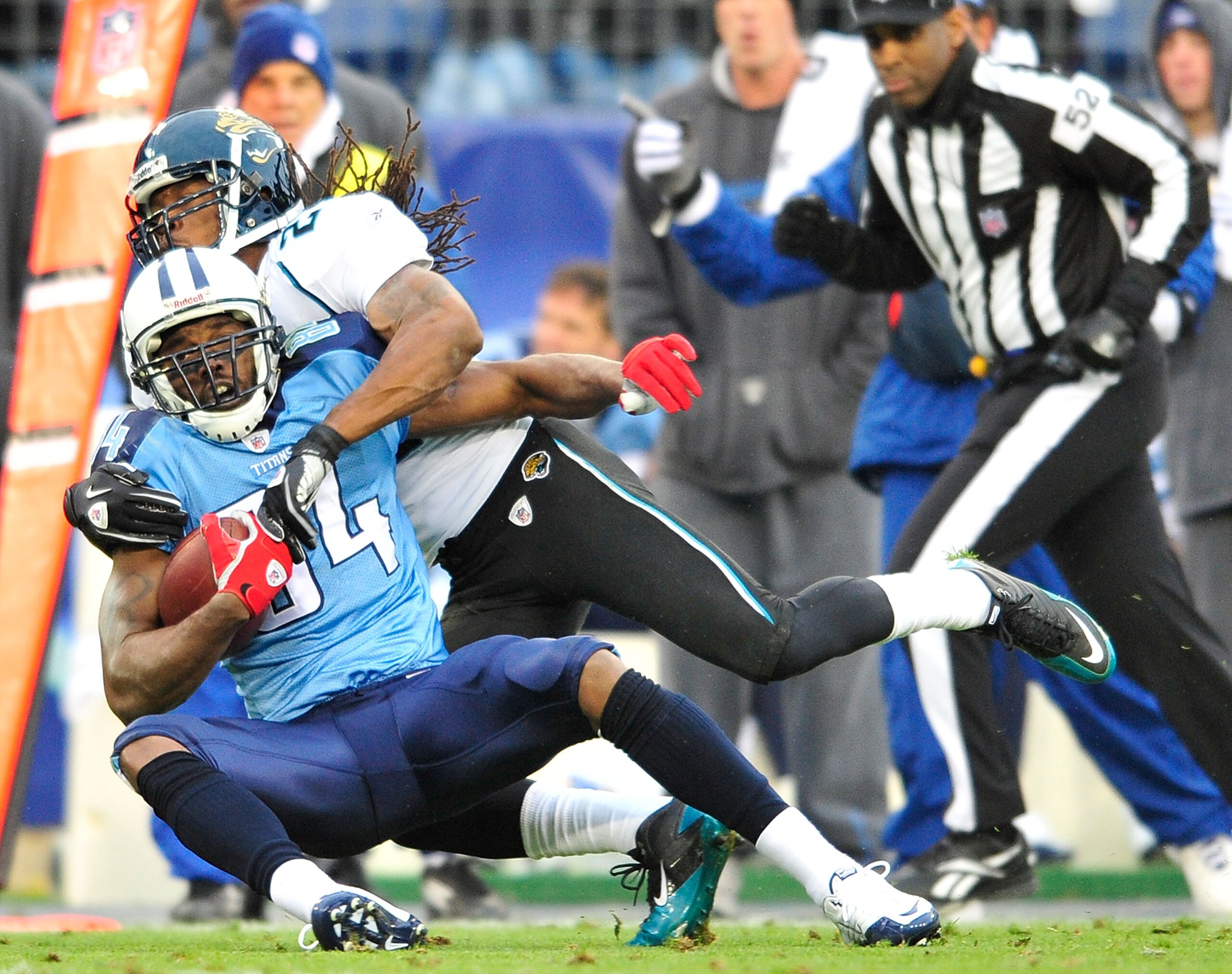 NASHVILLE, TN - DECEMBER 05: Randy Moss #84 of the Tennessee Titans maks a catch as Don Carey #22 of the Jacksonville Jaguars defends at LP Field on December 5, 2010 in Nashville, Tennessee. The Jaguars won 17-6. (Photo by Grant Halverson/Getty Images) NASHVILLE, TN - DECEMBER 05: Randy Moss #84 of the Tennessee Titans maks a catch as Don Carey #22 of the Jacksonville Jaguars defends at LP Field on December 5, 2010 in Nashville, Tennessee. The Jaguars won 17-6. (Photo by Grant Halverson/Getty Images)
