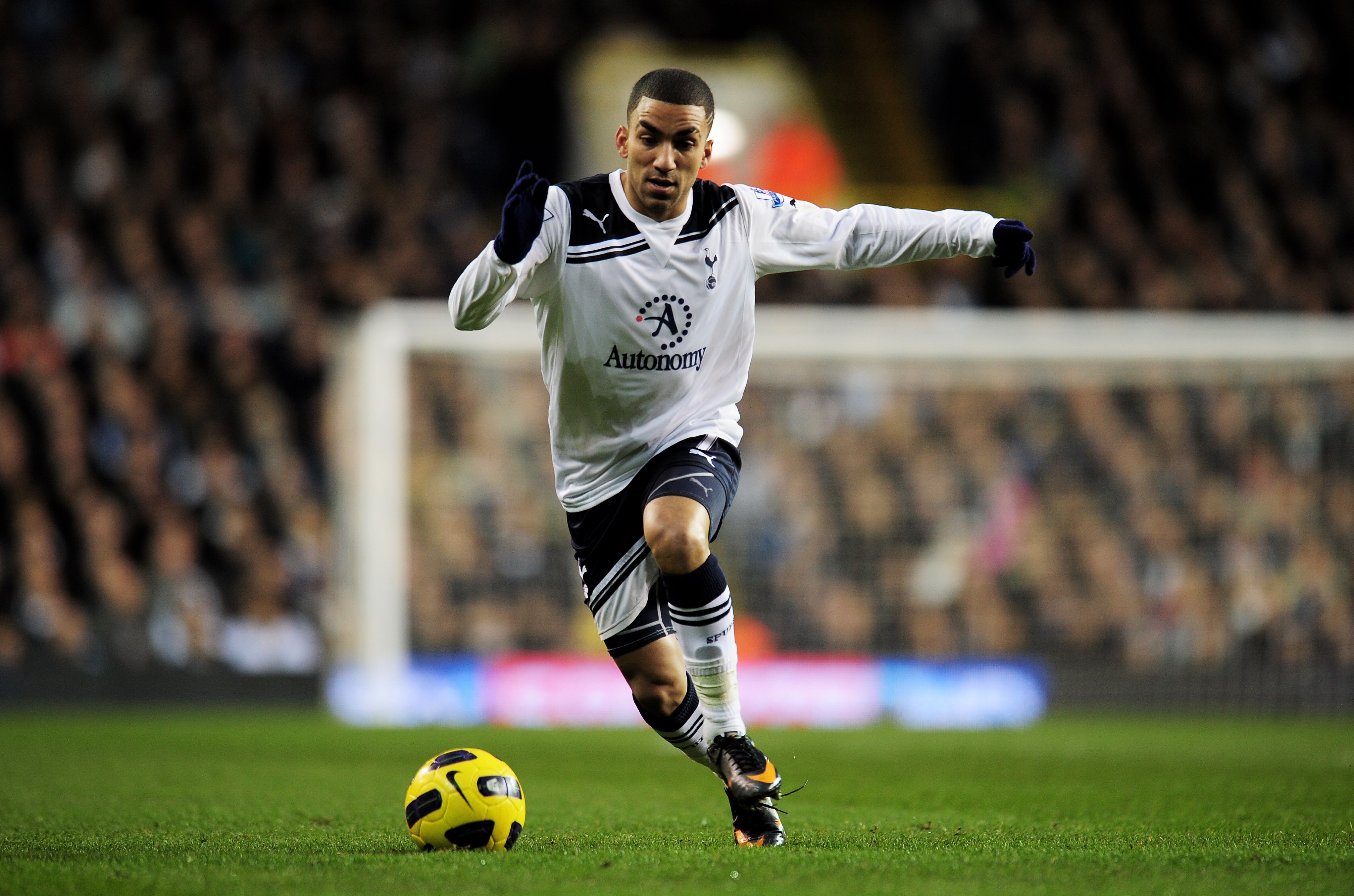 LONDON, ENGLAND - JANUARY 16:  Aaron Lennon of Spurs runs with the ball during the Barclays Premier League match between Tottenham Hotspur and Manchester United at White Hart Lane on January 16, 2011 in London, England.  (Photo by Shaun Botterill/Getty Im