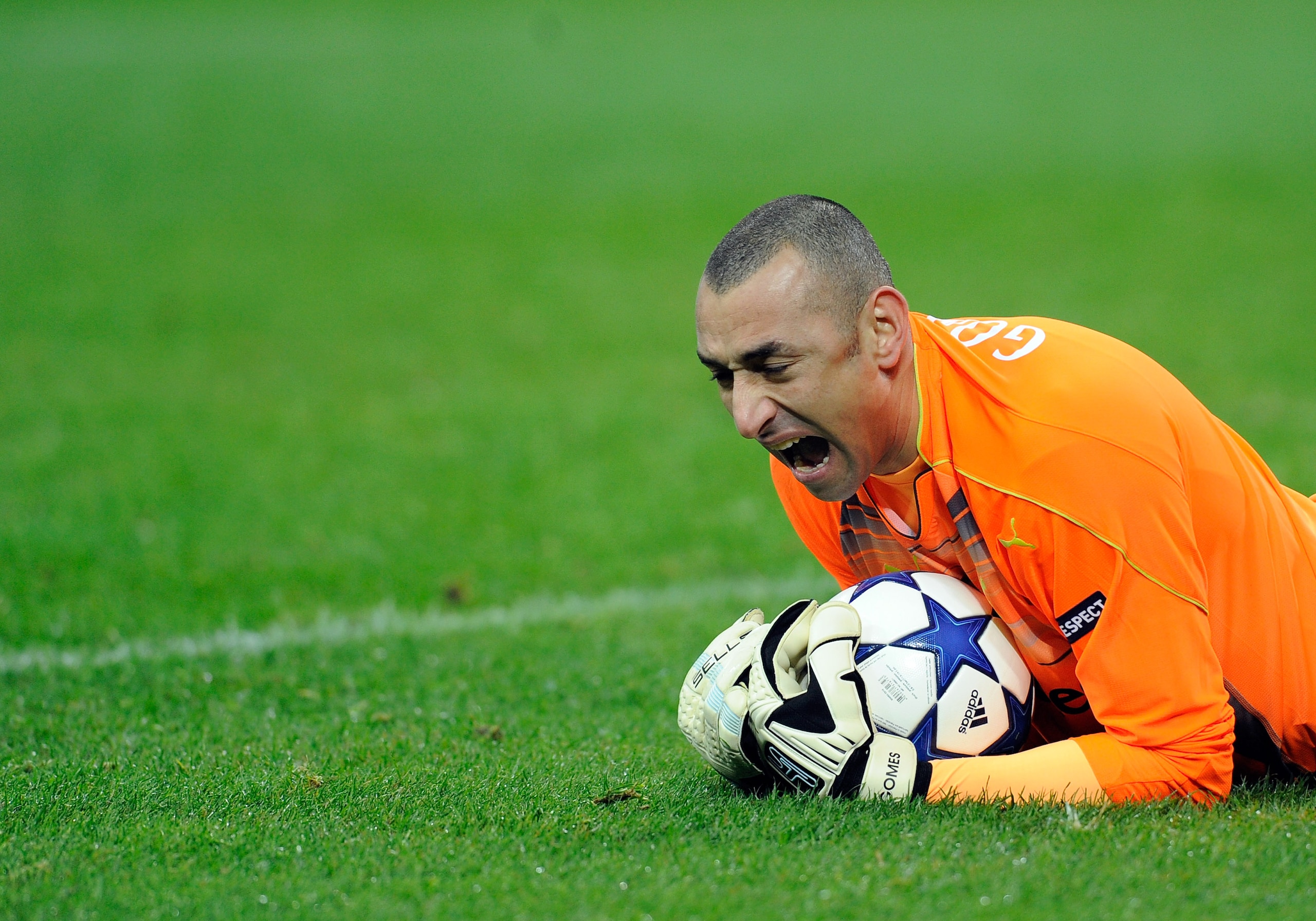MILAN, ITALY - FEBRUARY 15:  Heurelho Gomes of Tottenham Hotspur during the UEFA Champions League round of 16 first leg match between AC Milan and Tottenham Hotspur at Stadio Giuseppe Meazza on February 15, 2011 in Milan, Italy.  (Photo by Claudio Villa/G