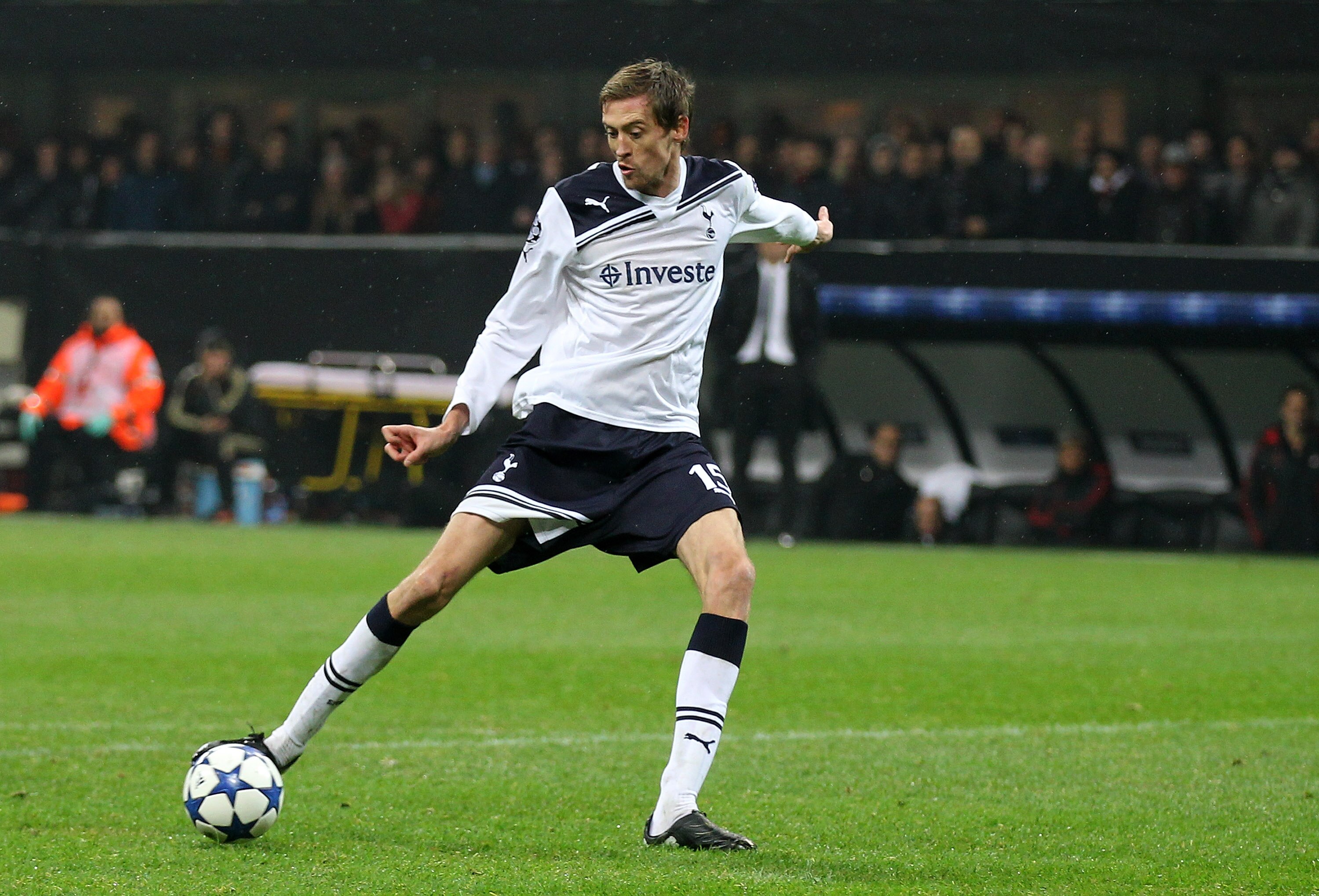 MILAN, ITALY - FEBRUARY 15:  Peter Crouch of Tottenham Hotspur scores the winning goal during the UEFA Champions League round of 16 first leg match between AC Milan and Tottenham Hotspur at Stadio Giuseppe Meazza on February 15, 2011 in Milan, Italy.  (Ph