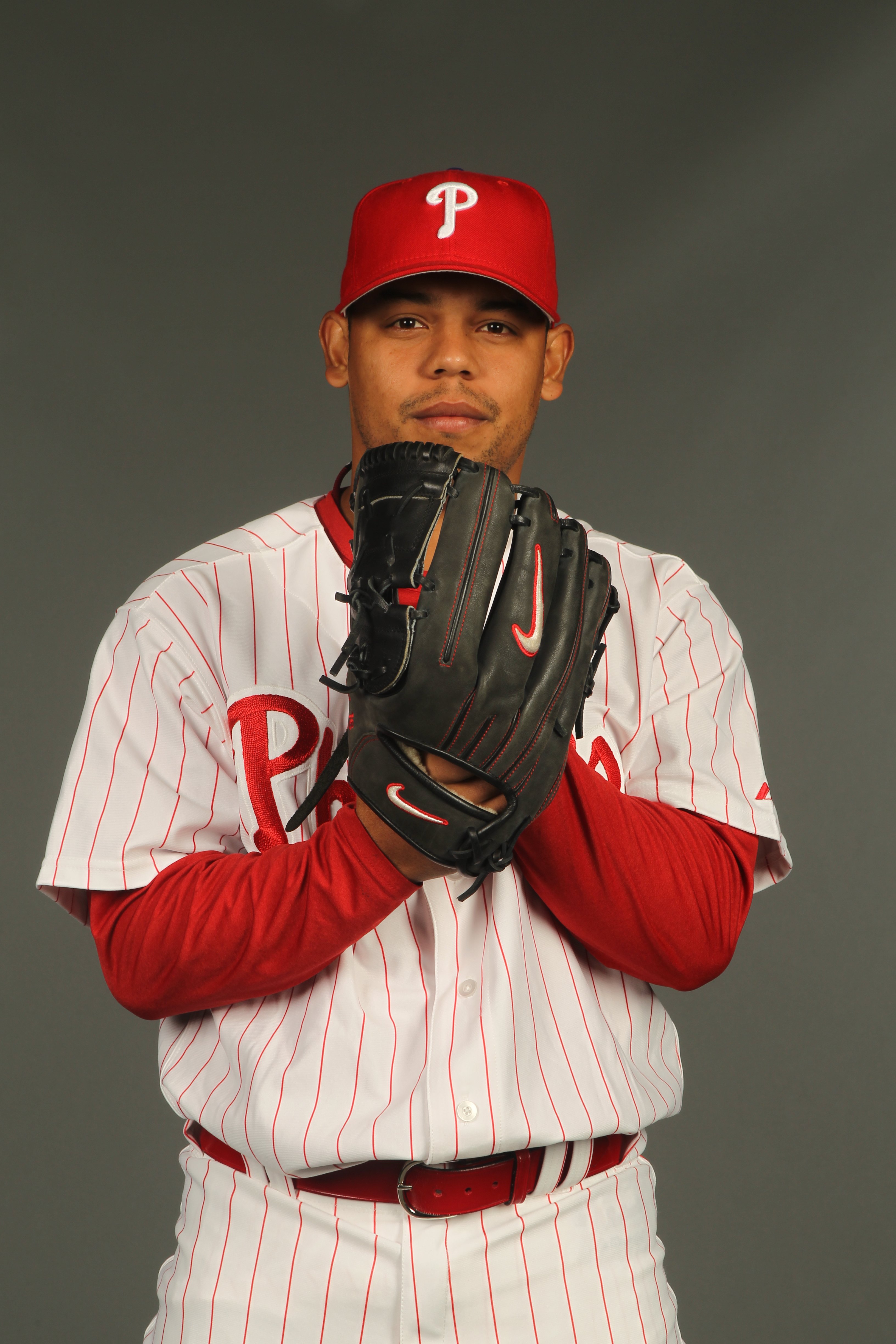 man or machine?, Phillies Brett Myers, center, wears a shir…