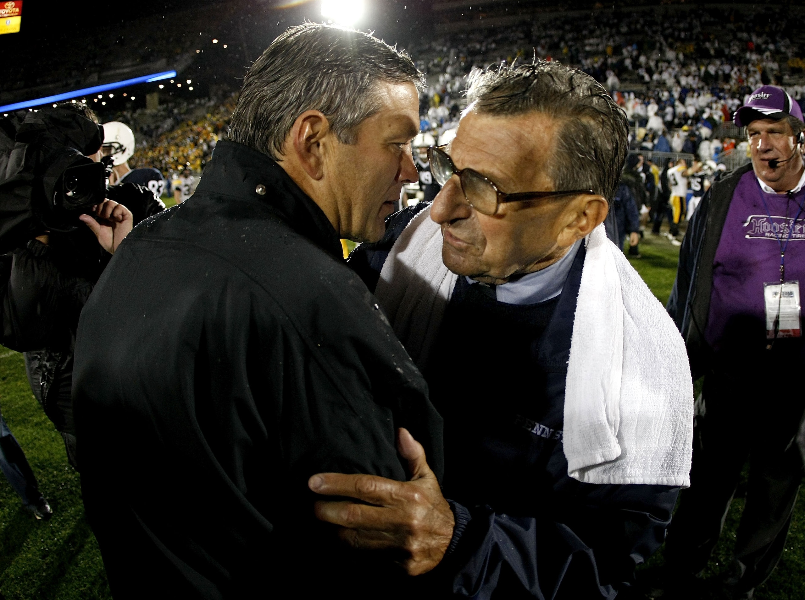 STATE COLLEGE, PA - SEPTEMBER 26:  Head coach Kirk Ferentz of the Iowa Hawkeyes shakes hands with head coach Joe Paterno of the Penn State Nittnay Lions after defeating them 21-10 on September 26, 2009 at Beaver Stadium in State College, Pennsylvania.  (P