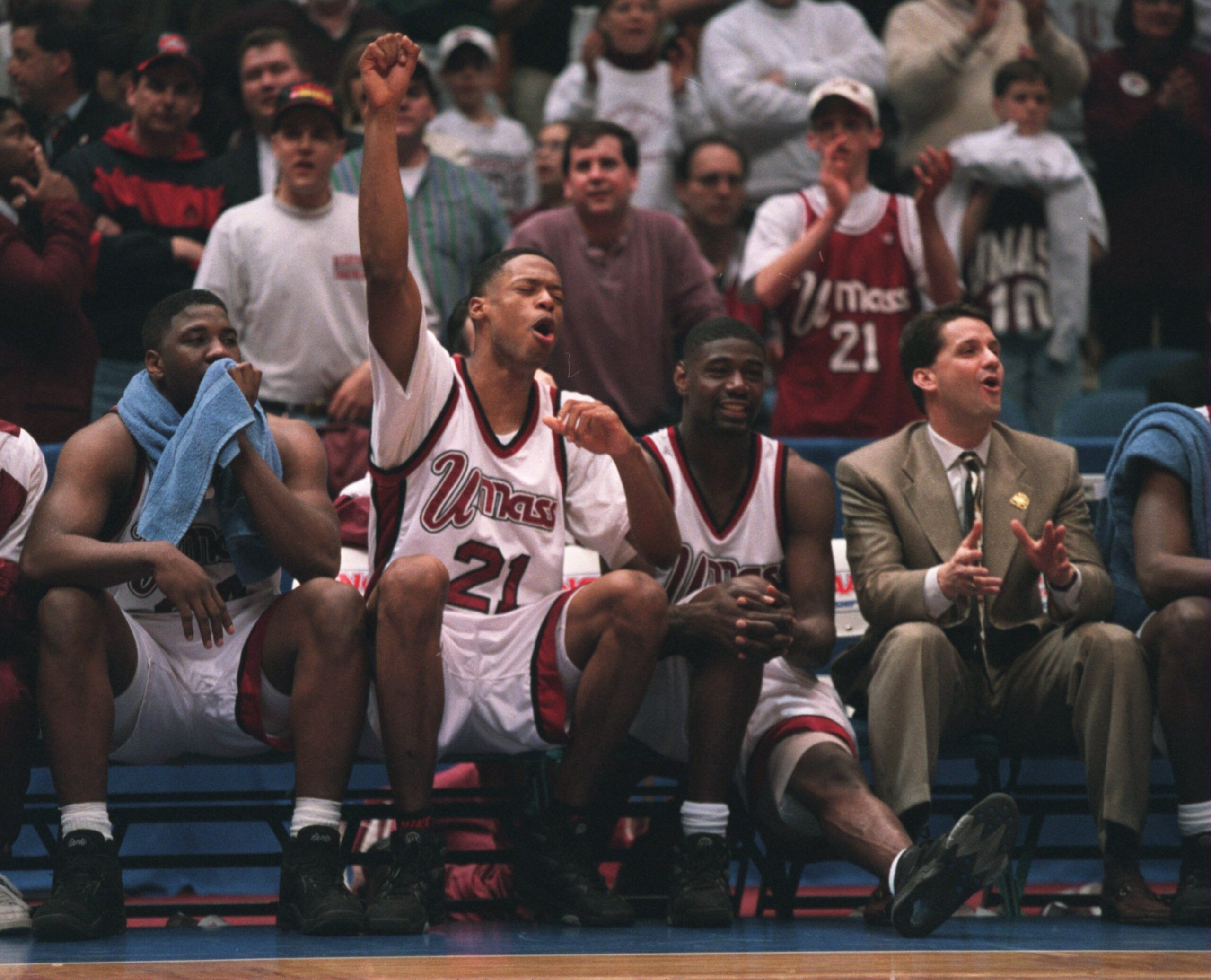 24 MAR 1995:  MARCUS CAMBY, #21 OF UMASS CELEBRATES THE WIN OVER TULSA IN THE SEMI-FINAL GAME AT THE NCAA EAST REGIONALS AT THE BRENDAN BYRNE ARENA IN THE MEADOWLANDS,NEW JERSEY.     Mandatory Credit: Rick Stewart/ALLSPORT