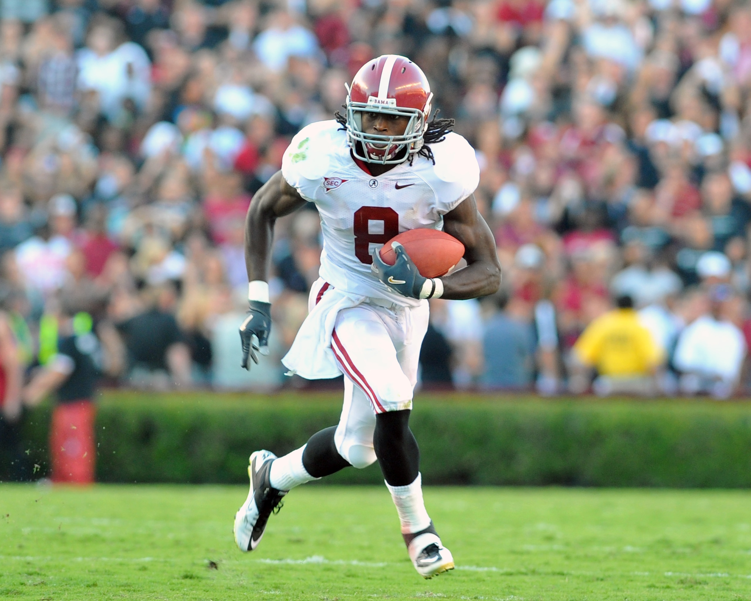 COLUMBIA, SC - OCTOBER 9: Wide receiver Julio Jones #8 of the Alabama Crimson Tide grabs a pass against the South Carolina Gamecocks October 9, 2010 at Williams-Brice Stadium in Columbia, South Carolina.  (Photo by Al Messerschmidt/Getty Images)