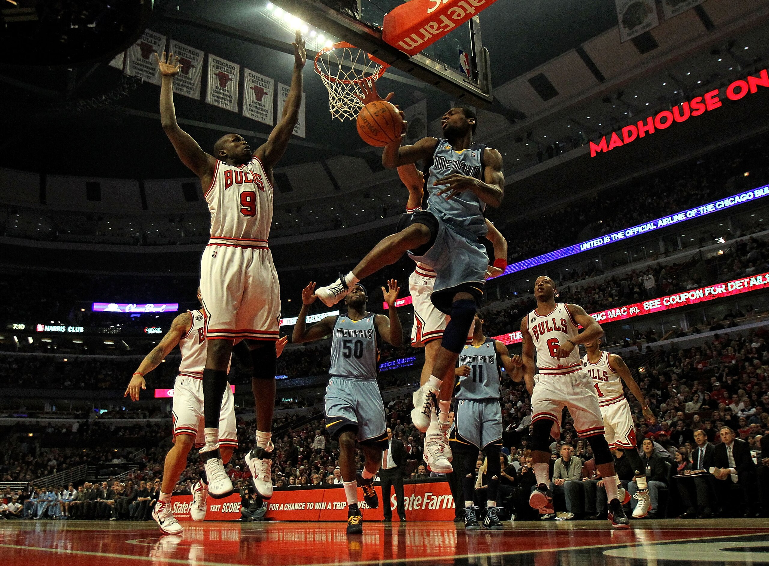 CHICAGO, IL - MARCH 25: Tony Allen #9 of the Memphis Grizzlies passes the ball around Loul Deng #9 of the Chicago Bulls at the United Center on March 25, 2011 in Chicago, Illinois. The Bulls defeated the Grizzlies 99-96. NOTE TO USER: User expressly ackno