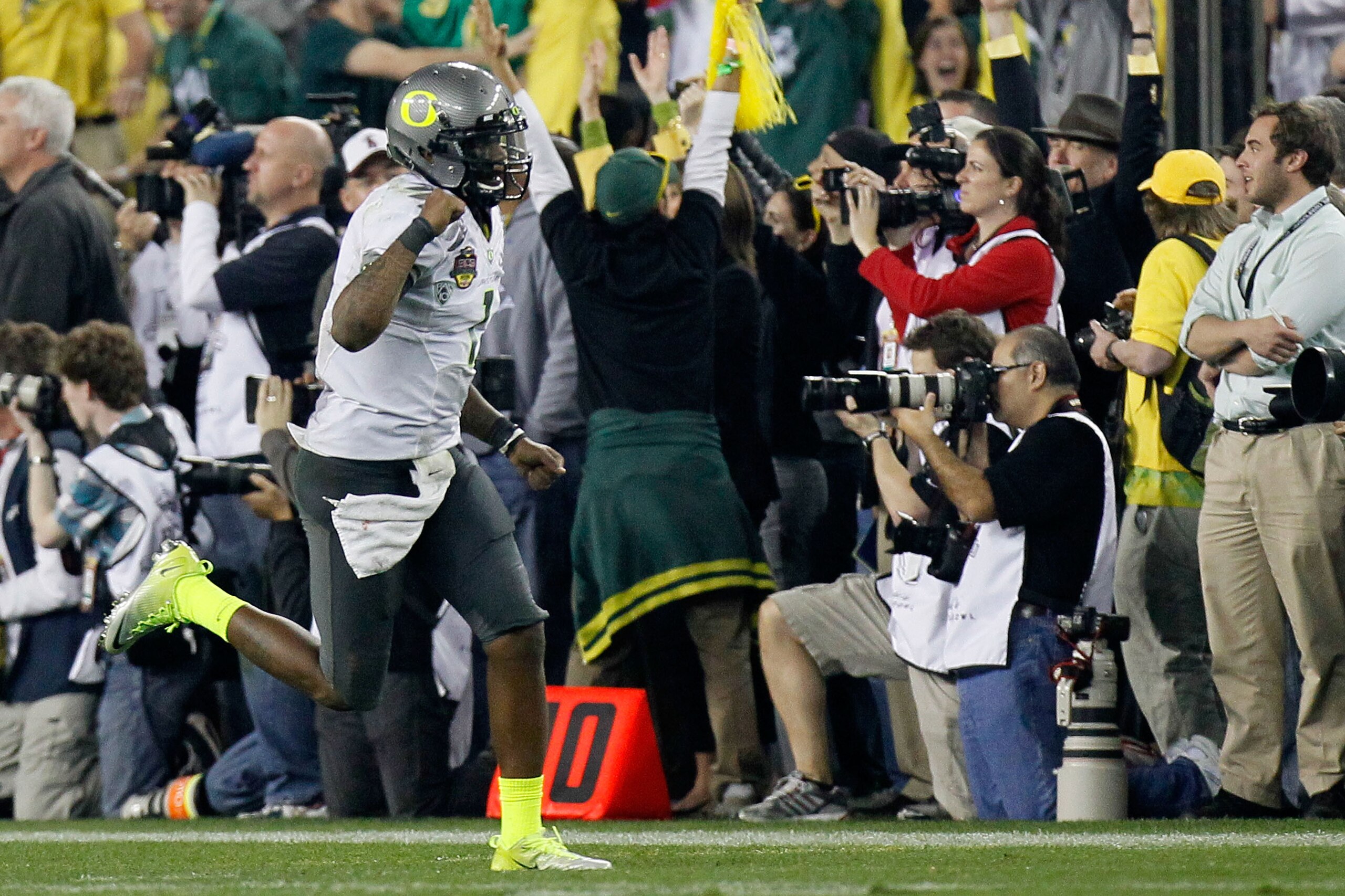 GLENDALE, AZ - JANUARY 10:  Darron Thomas #1 of the Oregon Ducks celebrates against the Auburn Tigers during the Tostitos BCS National Championship Game at University of Phoenix Stadium on January 10, 2011 in Glendale, Arizona.  (Photo by Kevin C. Cox/Get