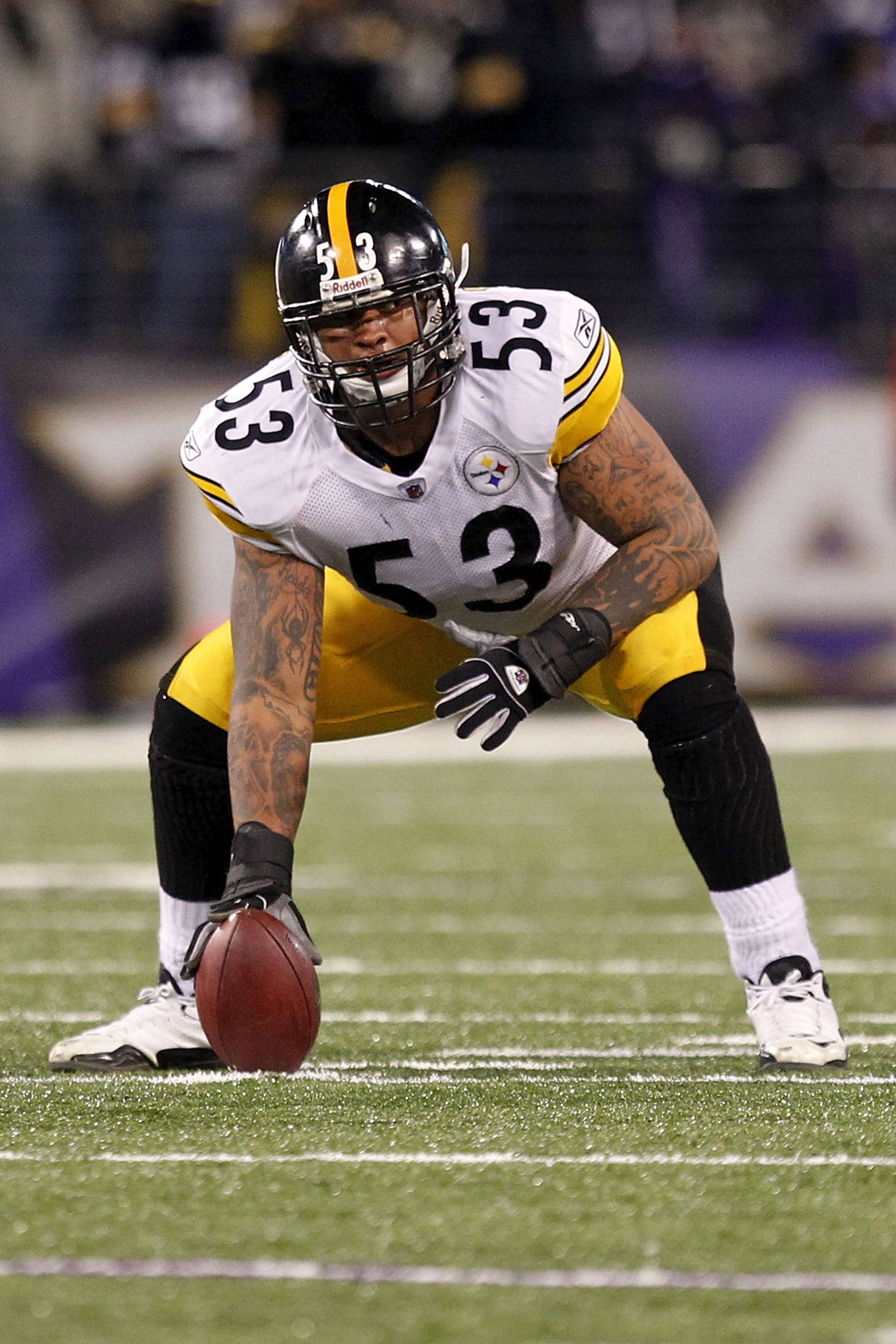 BALTIMORE, MD - DECEMBER 05:  Maurkice Pouncey #53 of the Pittsburgh Steelers lines up against the Baltimore Ravens at M&T Bank Stadium on December 5, 2010 in Baltimore, Maryland.  (Photo by Geoff Burke/Getty Images)