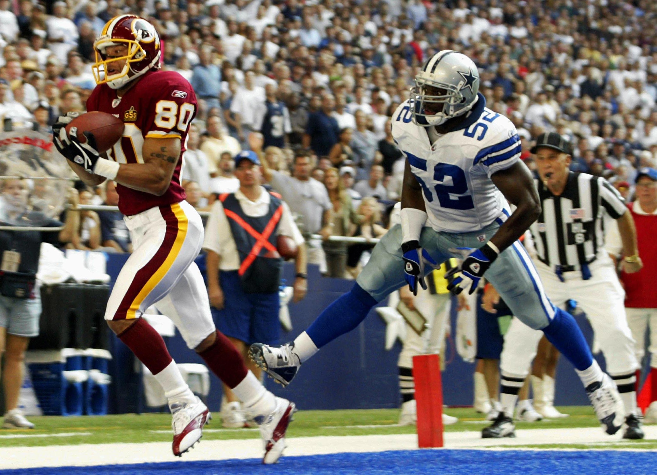 IRVING, TX -  NOVEMBER 2:  Wide receiver Laveranues Coles  #80 of the Washington Redskins makes a pass reception for a touchdown against Dexter Coakley #52 of the Dallas Cowboys on November 2, 2003 in Irving, Texas.  (Photo by Ronald Martinez/Getty Images