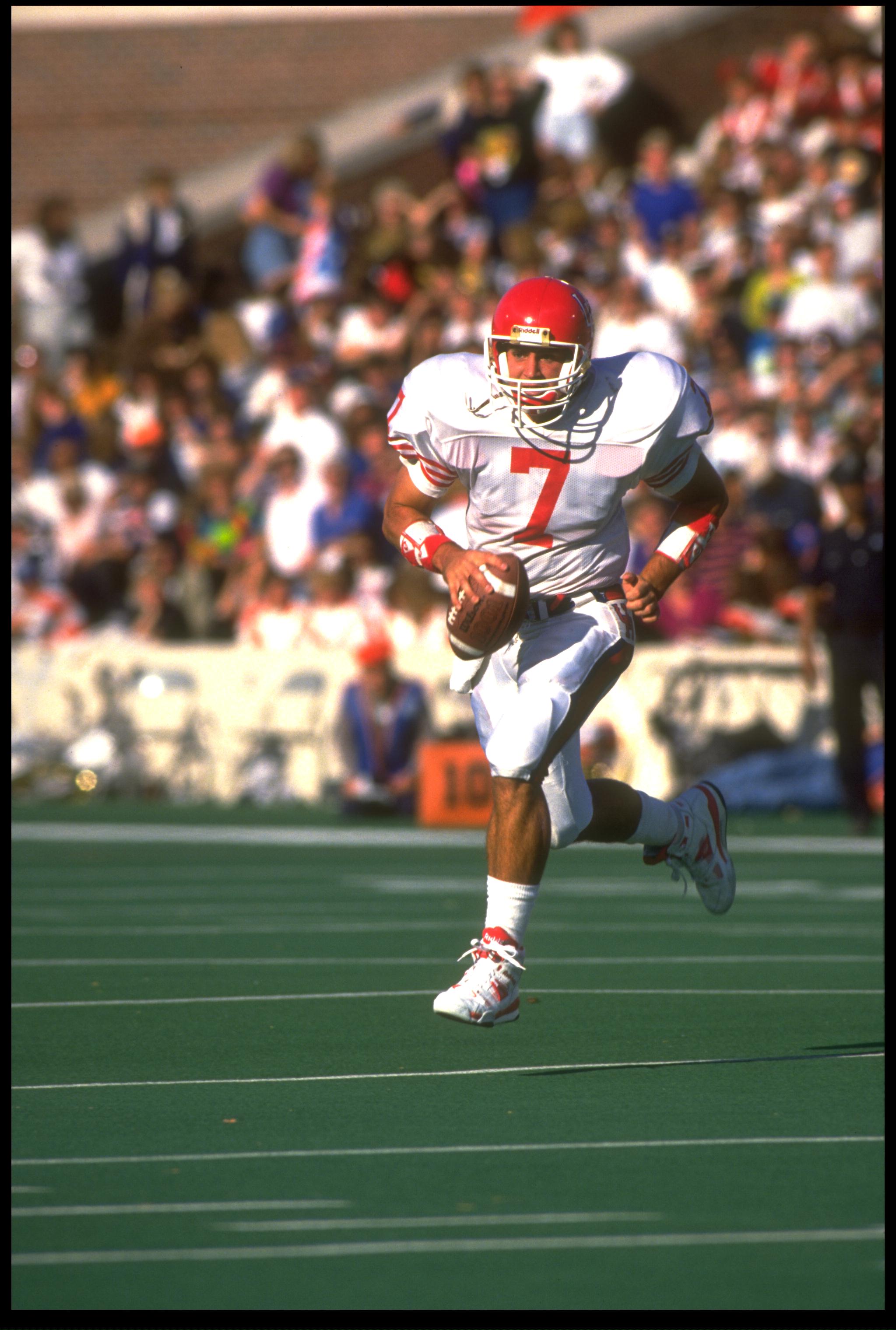 21 Sep 1991: UNIVERSITY OF HOUSTON QUARTERBACK DAVID KLINGLER ROLES OUT TO PASS DURING THEIR 51-10 LOSS TO ILLINOIS AT MEMORIAL STADIUM IN CHAMPAIGN, ILLINOIS.