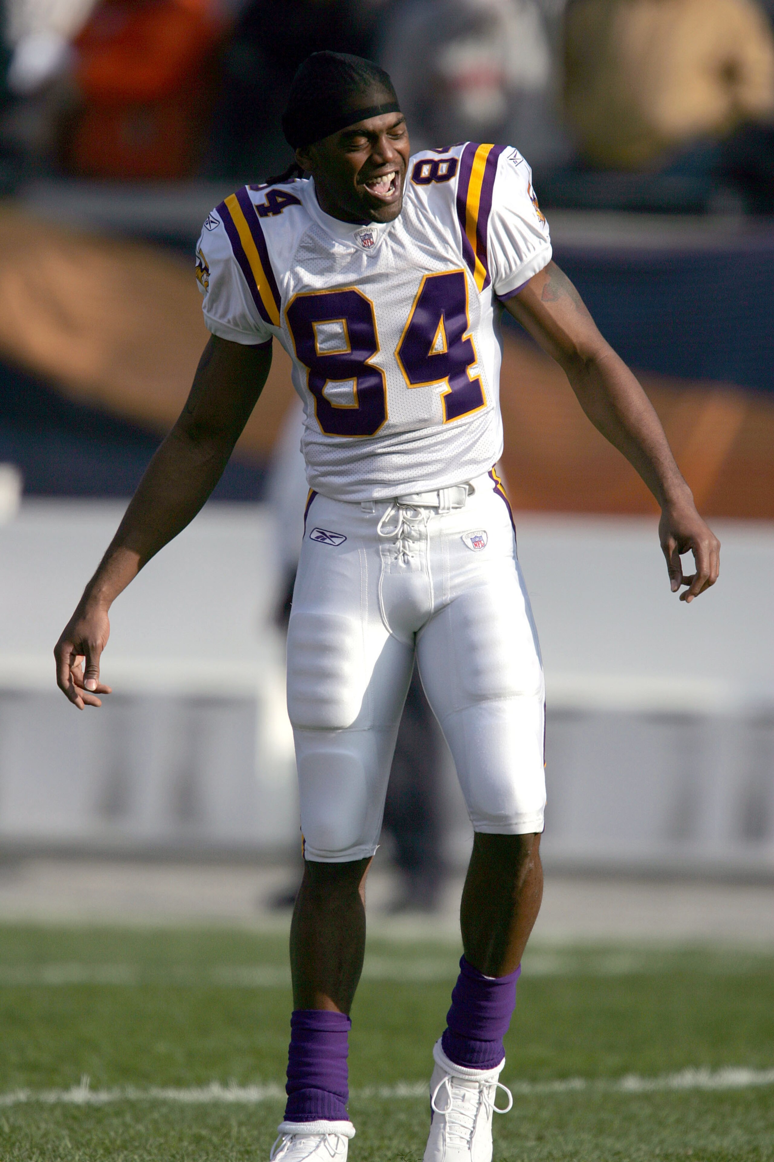 CHICAGO - DECEMBER 05: Randy Moss #84 of the Minnesota Vikings warms up prior to a game against the Chicago Bears on December 5, 2004 at Soldier Field in Chicago, Illinois. (Photo by Jonathan Daniel/Getty Images)