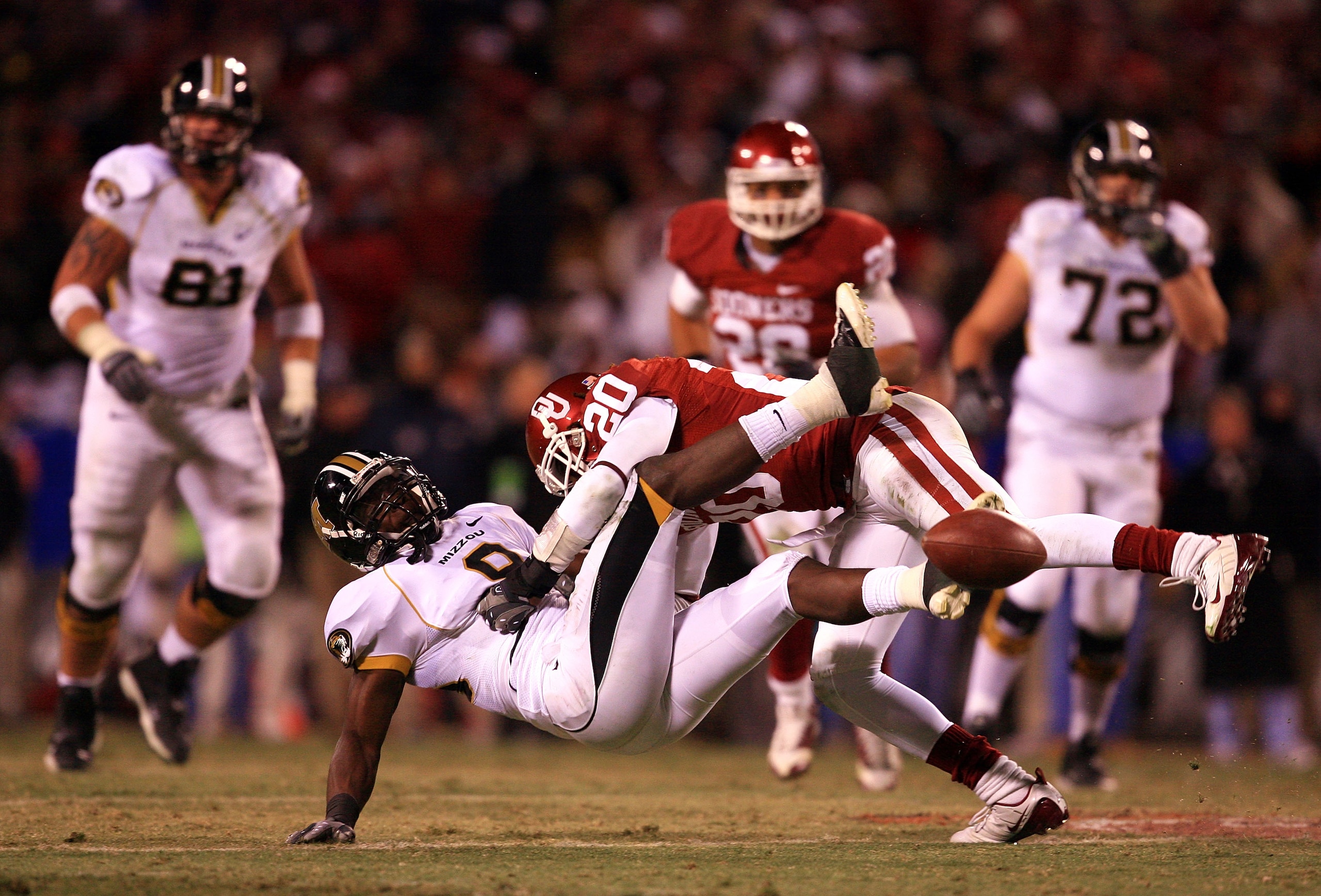 KANSAS CITY, MO - DECEMBER 06: Quinton Carter #20 of the Oklahoma Sooners breaks up a pass intended for Jeremy Maclin #9 of the Missouri Tigers during the Big 12 Championship on December 6, 2008 at Arrowhead Stadium in Kansas City, Missouri.  (Photo by Ja
