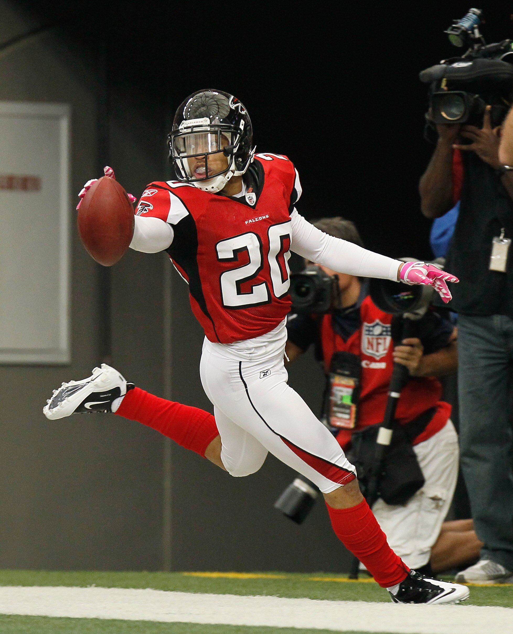 ATLANTA - OCTOBER 24:  Brent Grimes #20 of the Atlanta Falcons against the Cincinnati Bengals at Georgia Dome on October 24, 2010 in Atlanta, Georgia.  (Photo by Kevin C. Cox/Getty Images)