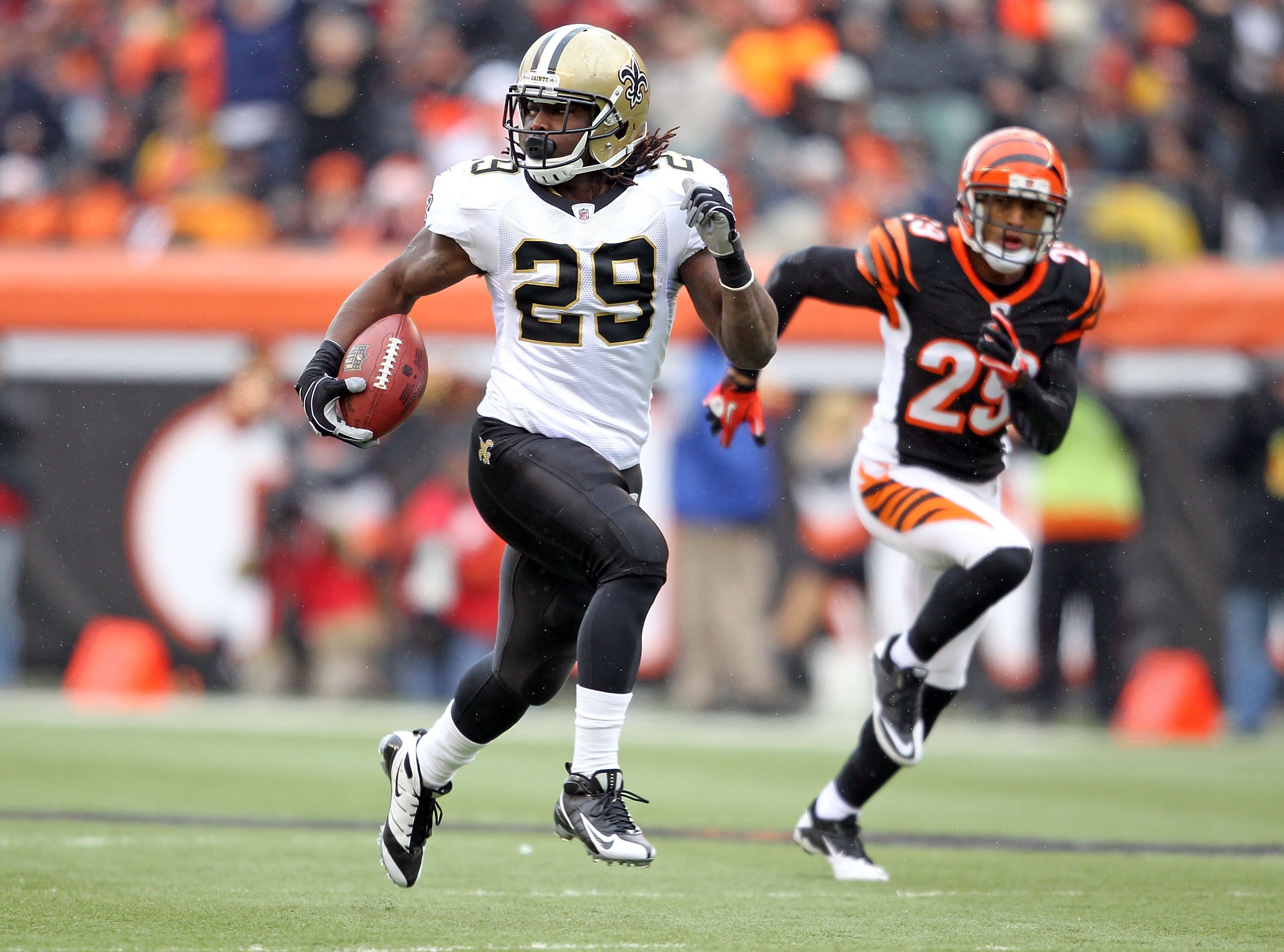 CINCINNATI, OH - DECEMBER 05:  Chris Ivory #29 of the New Orleans Saints runs for a touchdown during the NFL game against the Cincinnati Bengals at Paul Brown Stadium on December 5, 2010 in Cincinnati, Ohio.  The Saints won 34-30.  (Photo by Andy Lyons/Ge