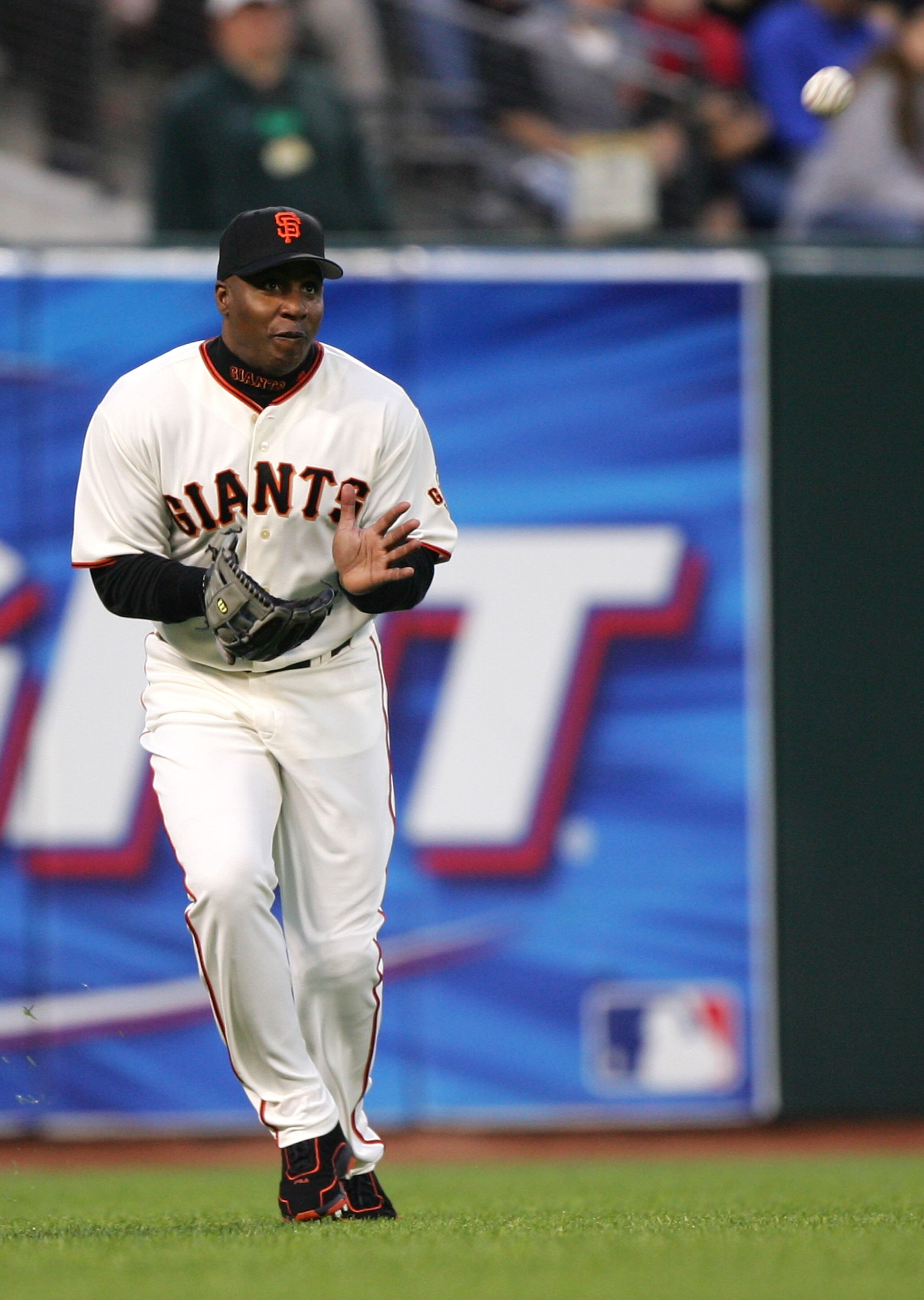 SAN FRANCISCO - JUNE 27:  Barry Bonds #25 of the San Francisco Giants catches a ball hit by Kevin Milwood #33 of the Texas Rangers in the fourth inning on June 27, 2006 at AT&T Park in San Francisco, California.  (Photo by Jed Jacobsohn/Getty Images)