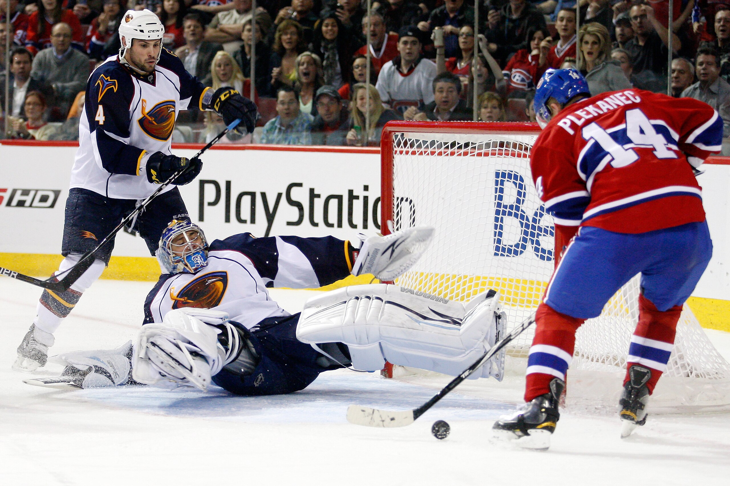 MONTREAL, CANADA - MARCH 29:  Tomas Plekanec #14 of the Montreal Canadiens gets the rebounding puck in front of Ondrej Pavelec #31 of the Atlanta Thrashers during the NHL game at the Bell Centre on March 29, 2011 in Montreal, Quebec, Canada.  (Photo by Ri