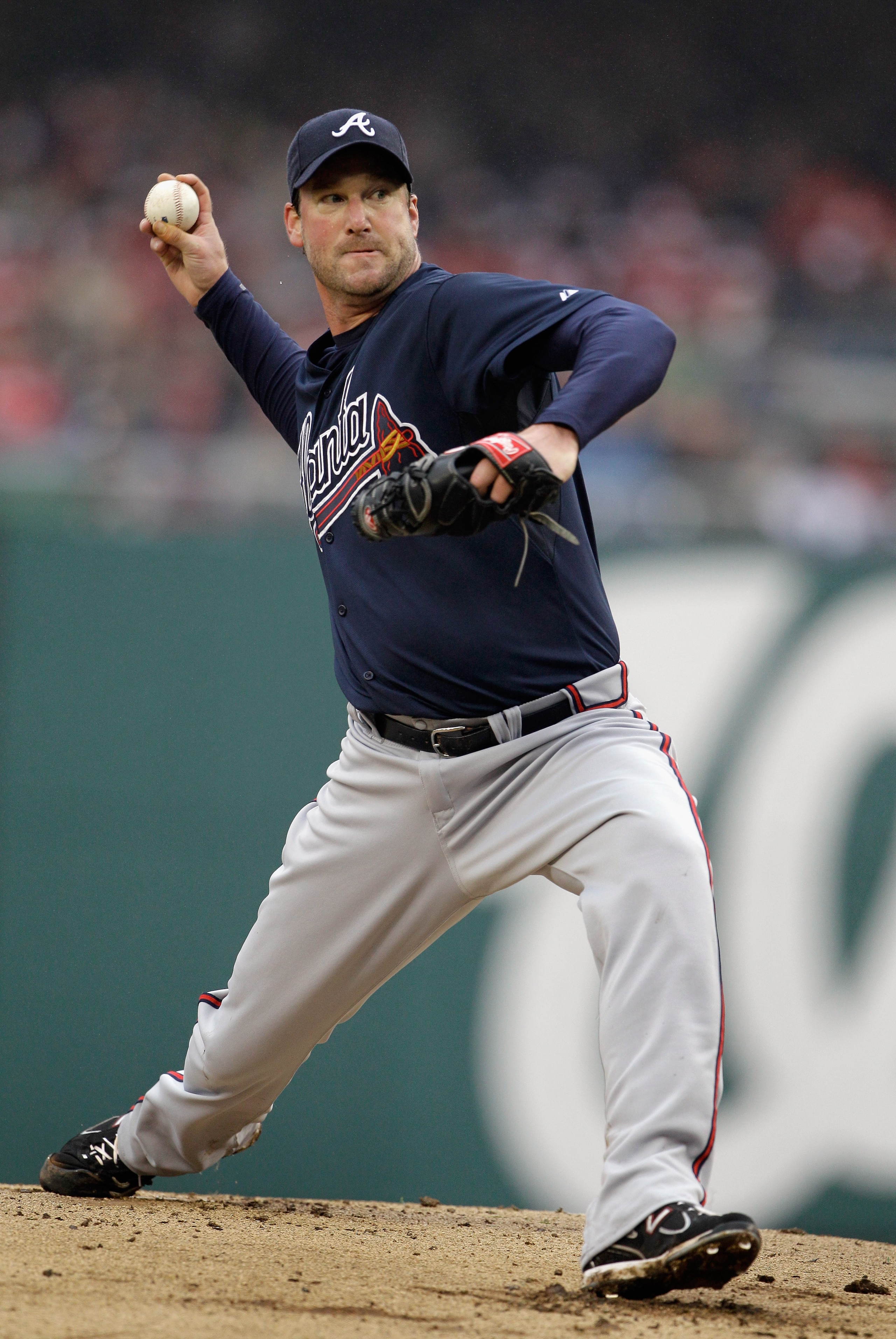 WASHINGTON, DC - MARCH 31:  Starting pitcher Derek Lowe #32 of the Atlanta Braves delivers to a Washington Nationals batter during the third inning at Nationals Park on March 31, 2011 in Washington, DC.  (Photo by Rob Carr/Getty Images)
