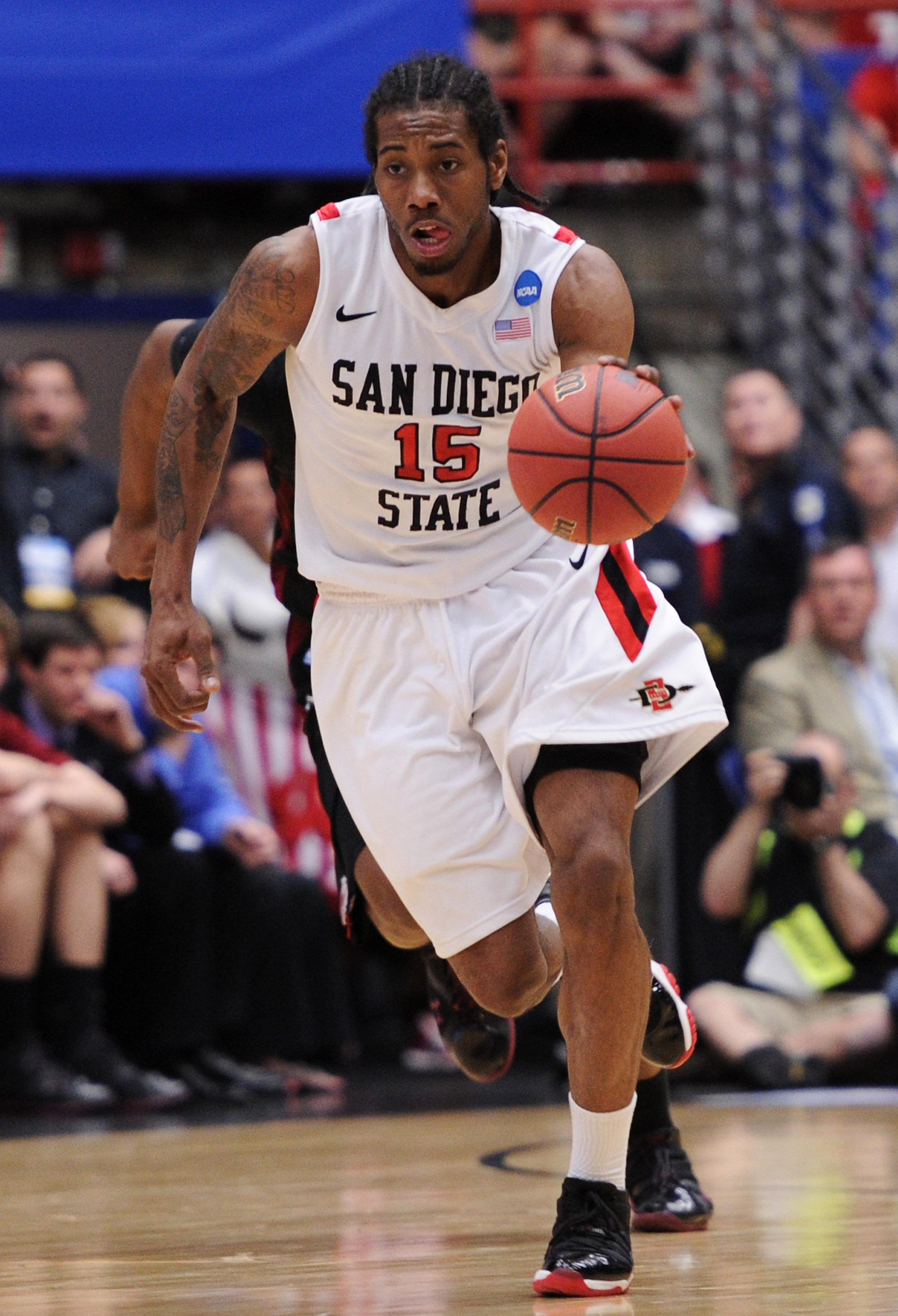 TUCSON, AZ - MARCH 19:  Kawhi Leonard #15 of the San Diego State Aztecs drives against the Temple Owls during the third round of the 2011 NCAA men's basketball tournament at McKale Center on March 19, 2011 in Tucson, Arizona.  (Photo by Harry How/Getty Im