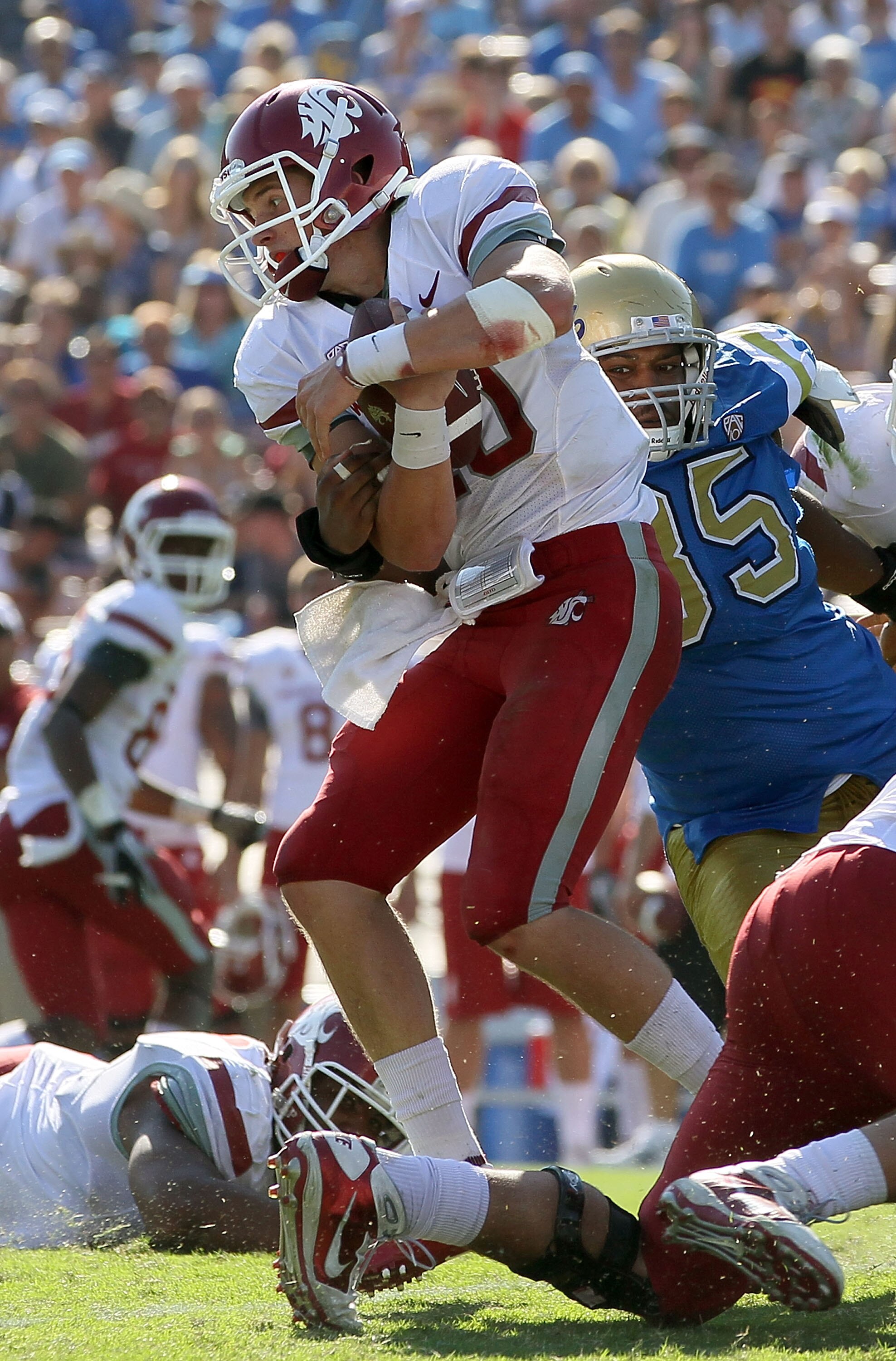 PASADENA, CA - OCTOBER 02:  Quarterback Jeff Tuel #10 of the Washington State Cougars plays against the UCLA Bruins in the game at the Rose Bowl on October 2, 2010 in Pasadena, California.  (Photo by Jeff Gross/Getty Images)