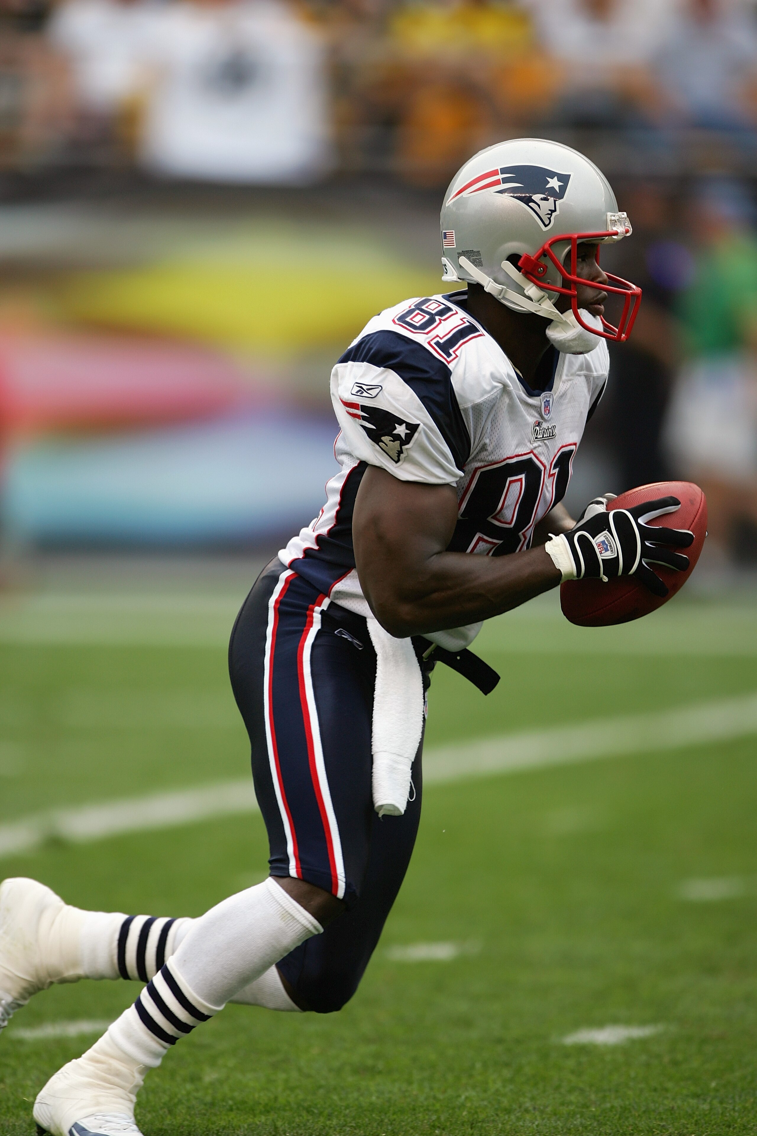 PITTSBURGH - SEPTEMBER 25:  Bethel Johnson #81 of the New England Patriots returns a kick against the Pittsburgh Steelers at Heinz Field on September 25, 2005 in Pittsburgh, Pennsylvania. The Pats defeated the Steelers 23-20.  (Photo by Harry How/Getty Im
