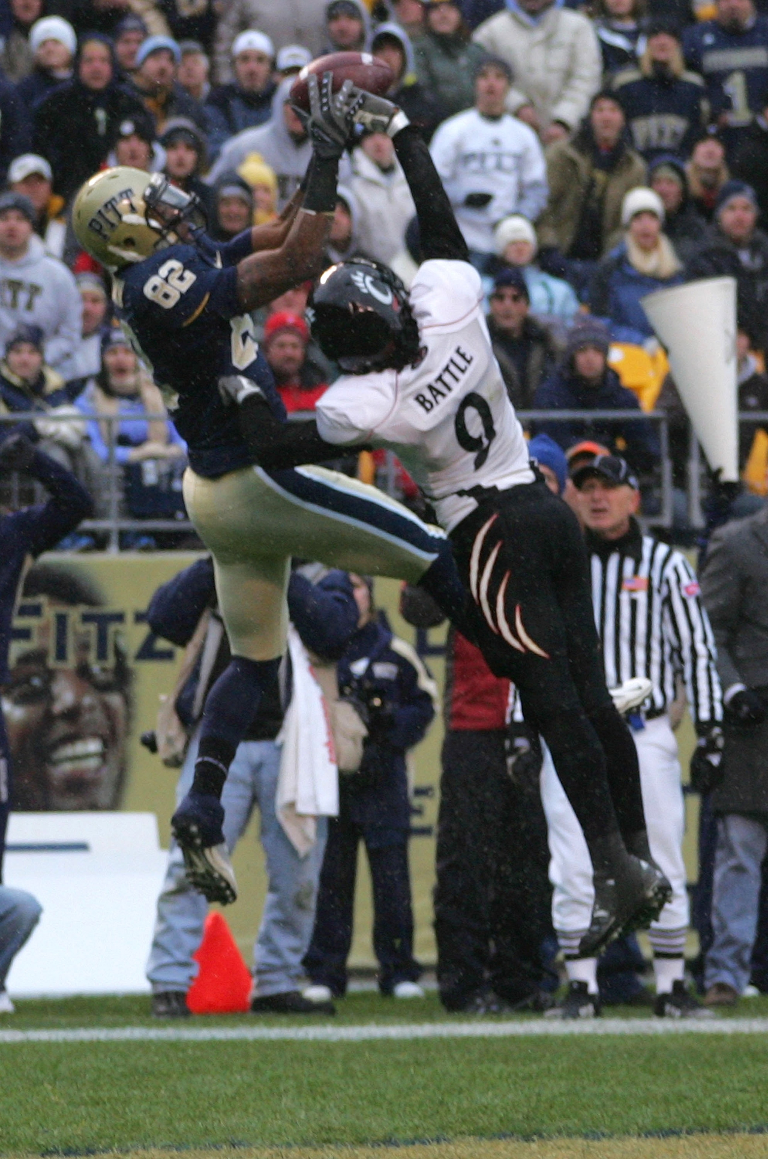 PITTSBURGH - DECEMBER 05: Jonathan Baldwin #82 of the University of Pittsburgh Panthers catches a touchdown against the Cincinnati Bearcats on December 5, 2009 at Heinz Field in Pittsburgh, Pennsylvania. (Photo by Jared Wickerham/Getty Images) PITTSBURGH - DECEMBER 05: Jonathan Baldwin #82 of the University of Pittsburgh Panthers catches a touchdown against the Cincinnati Bearcats on December 5, 2009 at Heinz Field in Pittsburgh, Pennsylvania. (Photo by Jared Wickerham/Getty Images)