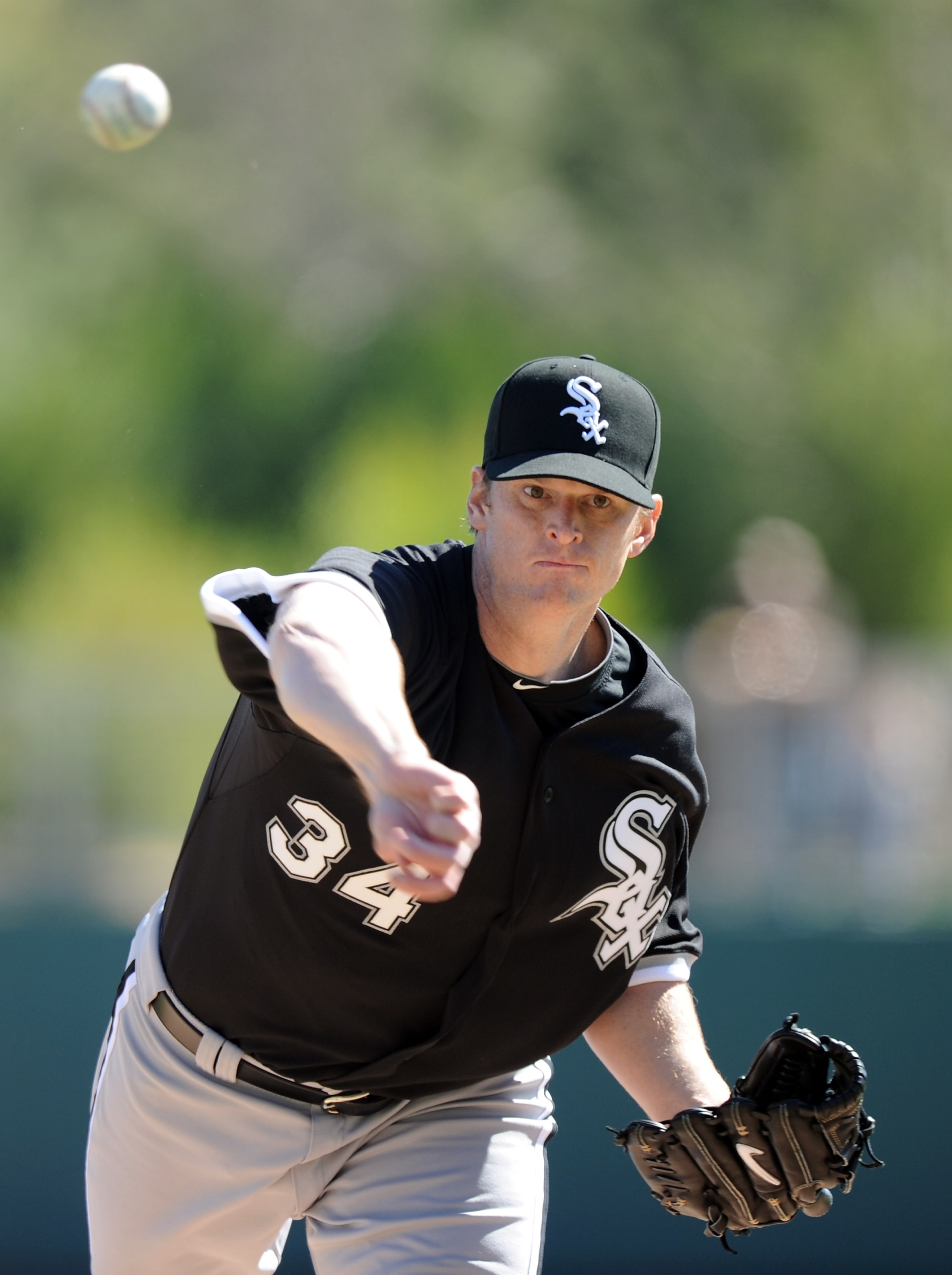 PHOENIX, AZ - FEBRUARY 28:  Gavin Floyd #34 of the Chicago White Sox pitches against the Los Angeles Dodgers during spring training at Camelback Ranch on February 28, 2011 in Phoenix, Arizona.  (Photo by Harry How/Getty Images)