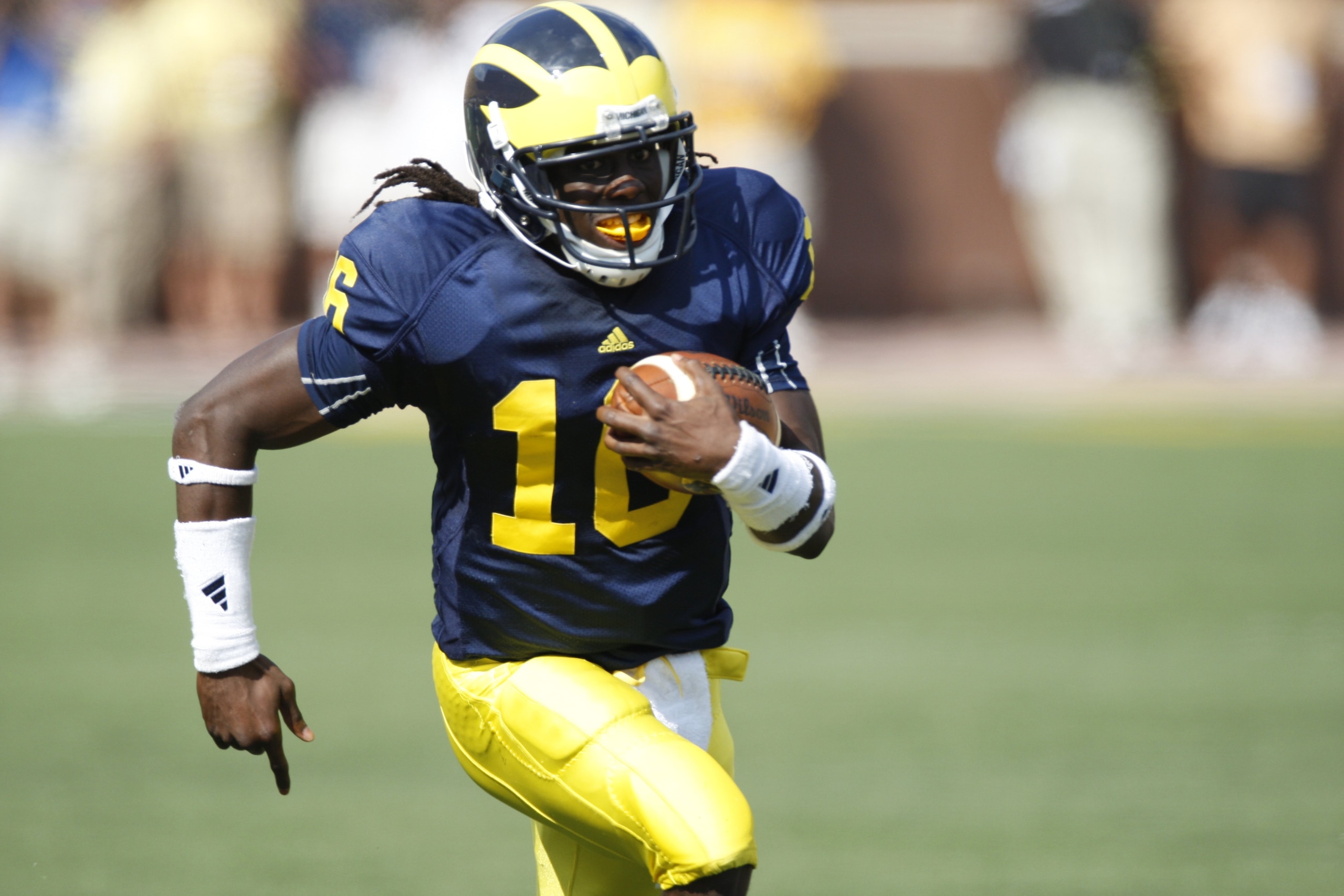 ANN ARBOR, MI - SEPTEMBER 5:  Denard Robinson #16 of the Michigan Wolverines carries the ball during the game against the Western Michigan Broncos on September 5, 2009 at Michigan Stadium in Ann Arbor, Michigan. (Photo by Gregory Shamus/Getty Images)
