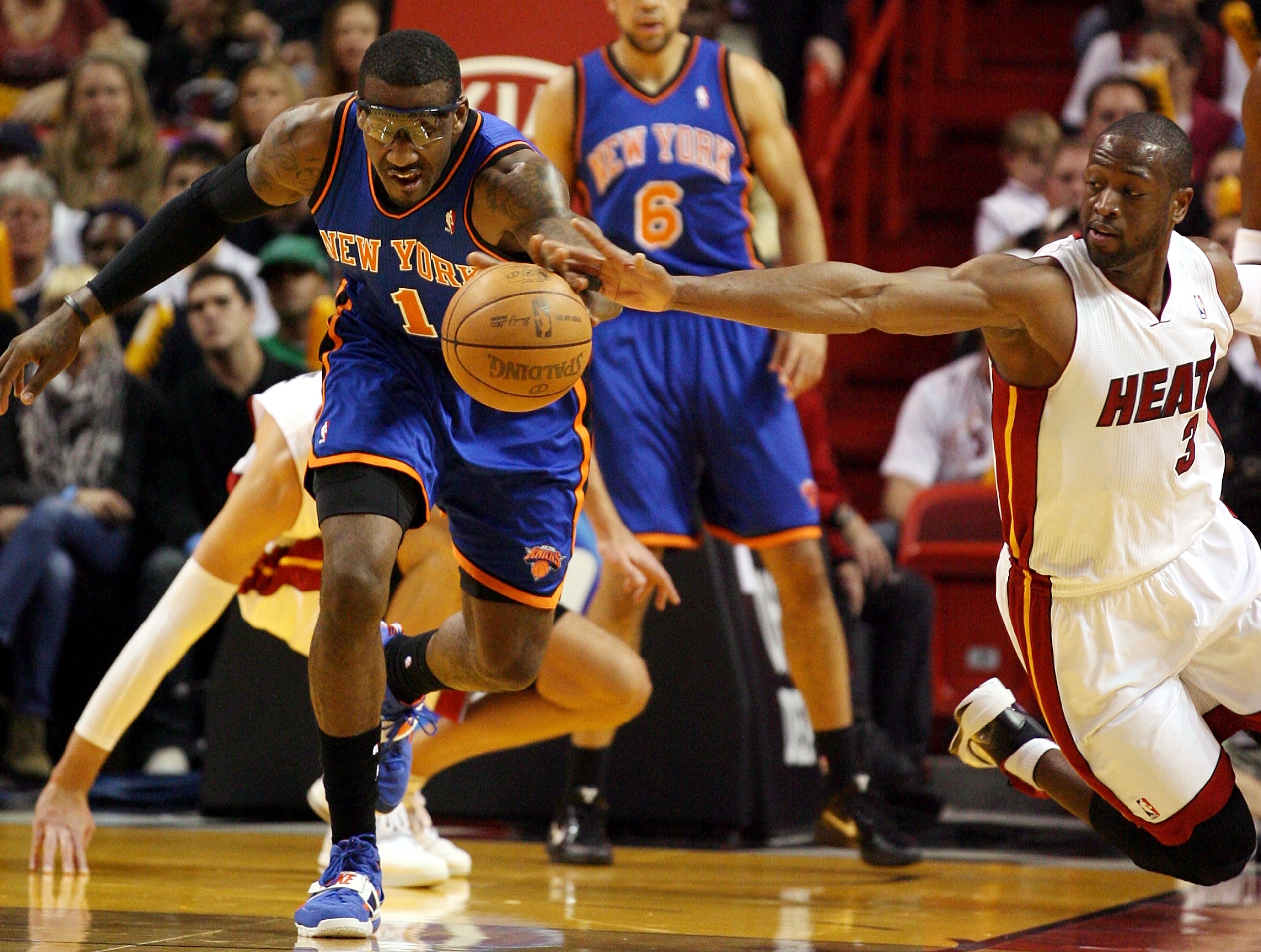 MIAMI - DECEMBER 28: Guard Dwyane Wade #3 of the Miami Heat and Forward Amar'e Stoudemire #1 of the New York Knicks battle for the ball at American Airlines Arena on December 28, 2010 in Miami, Florida.  (Photo by Marc Serota/Getty Images)