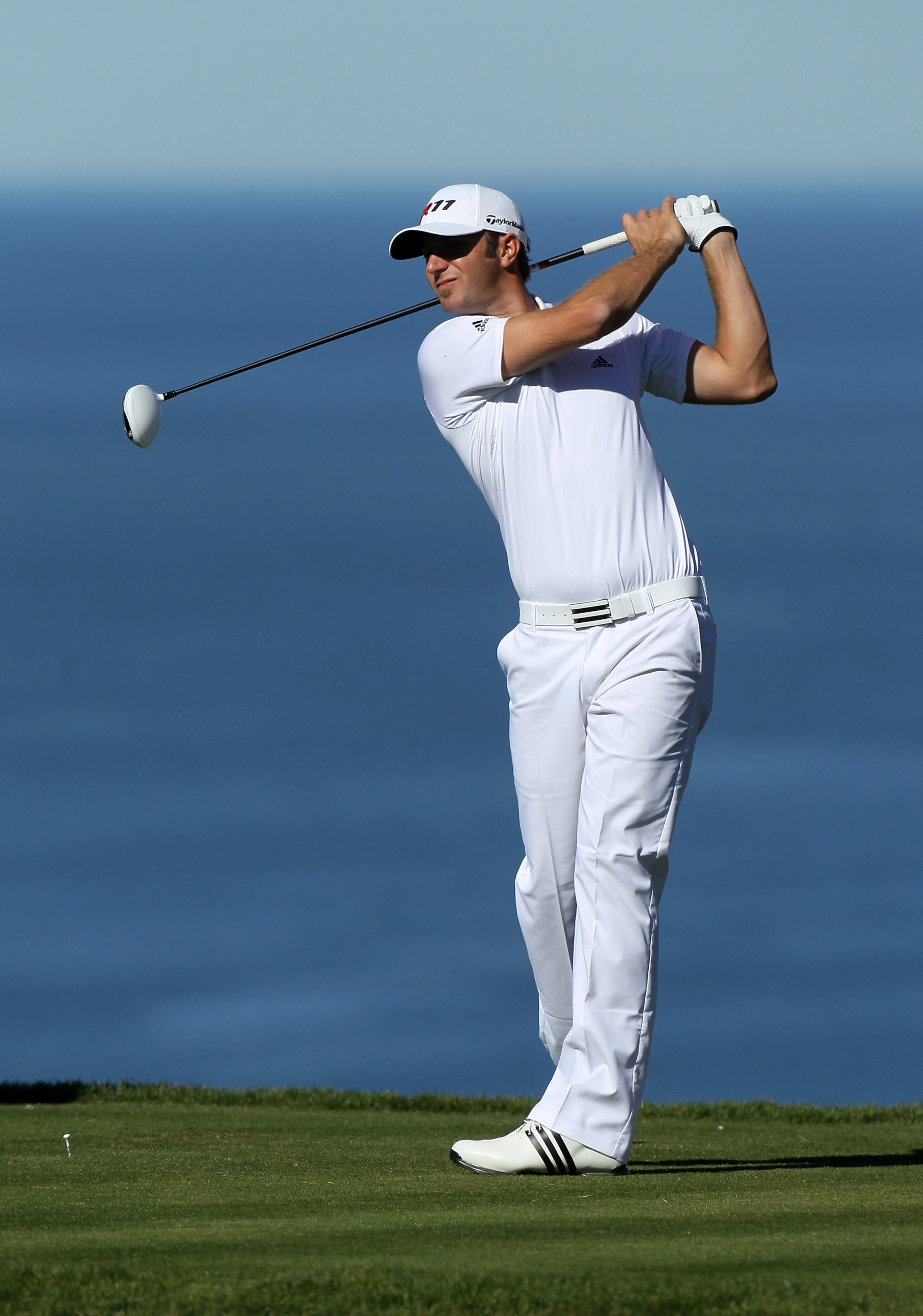 LA JOLLA, CA - JANUARY 27:  Dustin Johnson hits his tee shot on the fifth hole during round one of the Farmers Insurance Open at Torrey Pines North Course on January 27, 2011 in La Jolla, California.  (Photo by Stephen Dunn/Getty Images)
