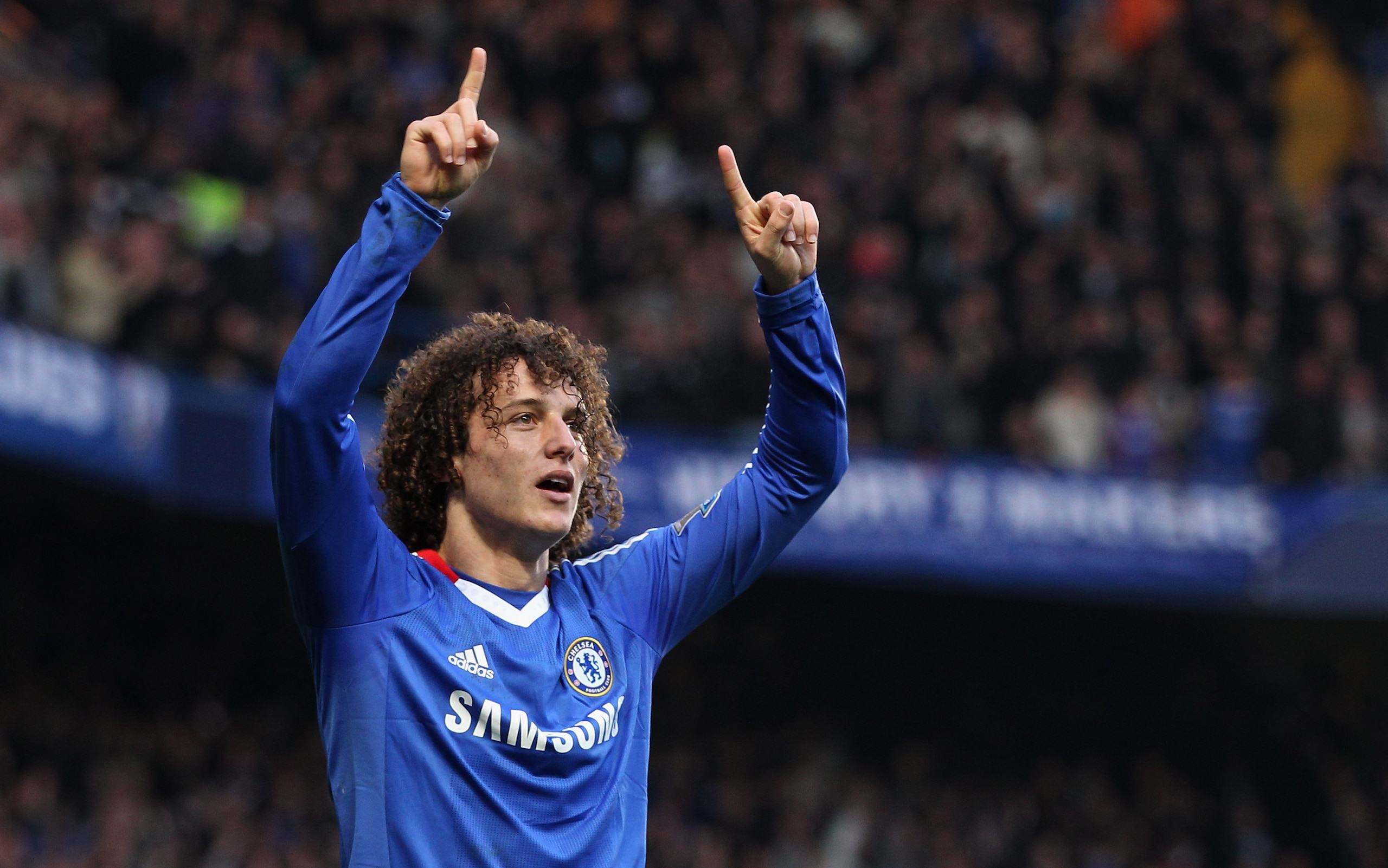 LONDON, ENGLAND - MARCH 20: David Luiz of Chelsea celebrates as he scores their first goal during the Barclays Premier League match between Chelsea and Manchester City at Stamford Bridge on March 20, 2011 in London, England. (Photo by Scott Heavey/Getty LONDON, ENGLAND - MARCH 20: David Luiz of Chelsea celebrates as he scores their first goal during the Barclays Premier League match between Chelsea and Manchester City at Stamford Bridge on March 20, 2011 in London, England. (Photo by Scott Heavey/Getty