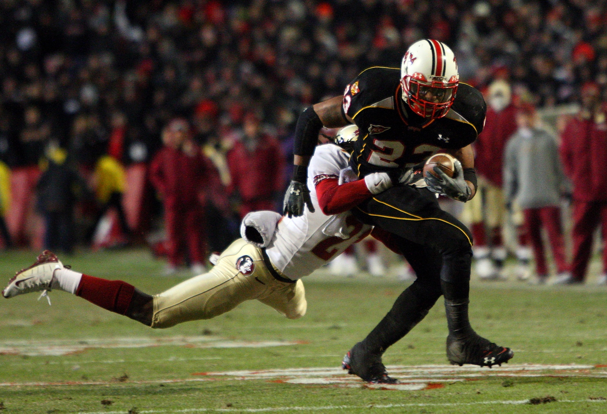 COLLEGE PARK, MD - NOVEMBER 22:  DaRel Scott #23 of the Maryland Terrapins runs the ball past Patrick Robinson #21 of the Florida State Seminoles on November 22, 2008 at Byrd Stadium in College Park, Maryland.  (Photo by Jim McIsaac/Getty Images)