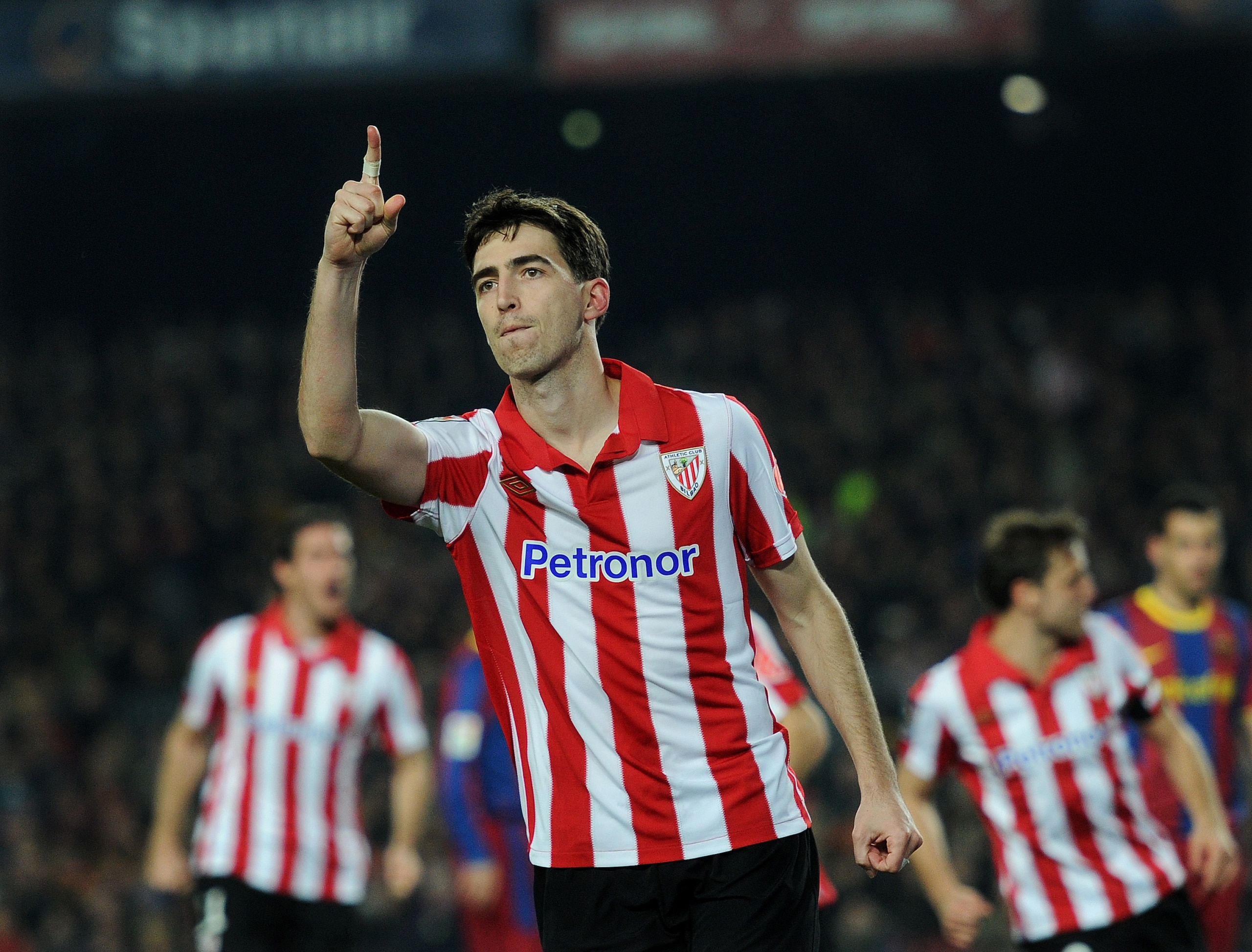 BARCELONA, SPAIN - FEBRUARY 20:  Andoni Iraola (R) of Athletic Bilbao celebrates scoring his sides equalizing goal with his teammates from the penalty spot during the la Liga match between Barcelona and Athletic Bilbao at Camp Nou stadium on February 20,