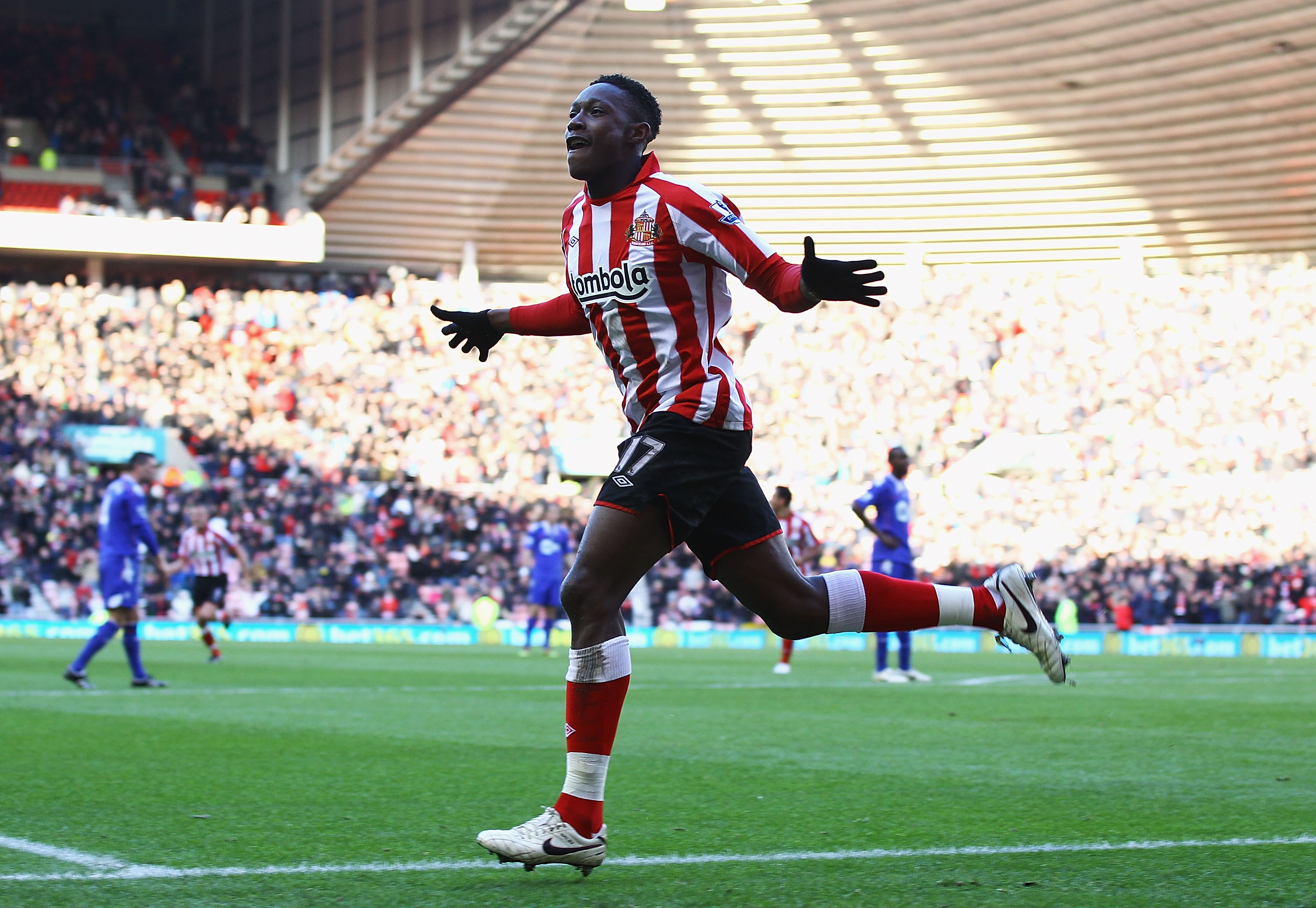 SUNDERLAND, ENGLAND - DECEMBER 18:  Danny Wellbeck of Sunderland celebrates his goal during the Barclays Premier League match between Sunderland and Bolton Wanderers at Stadium of Light on December 18, 2010 in Sunderland, England.  (Photo by Matthew Lewis